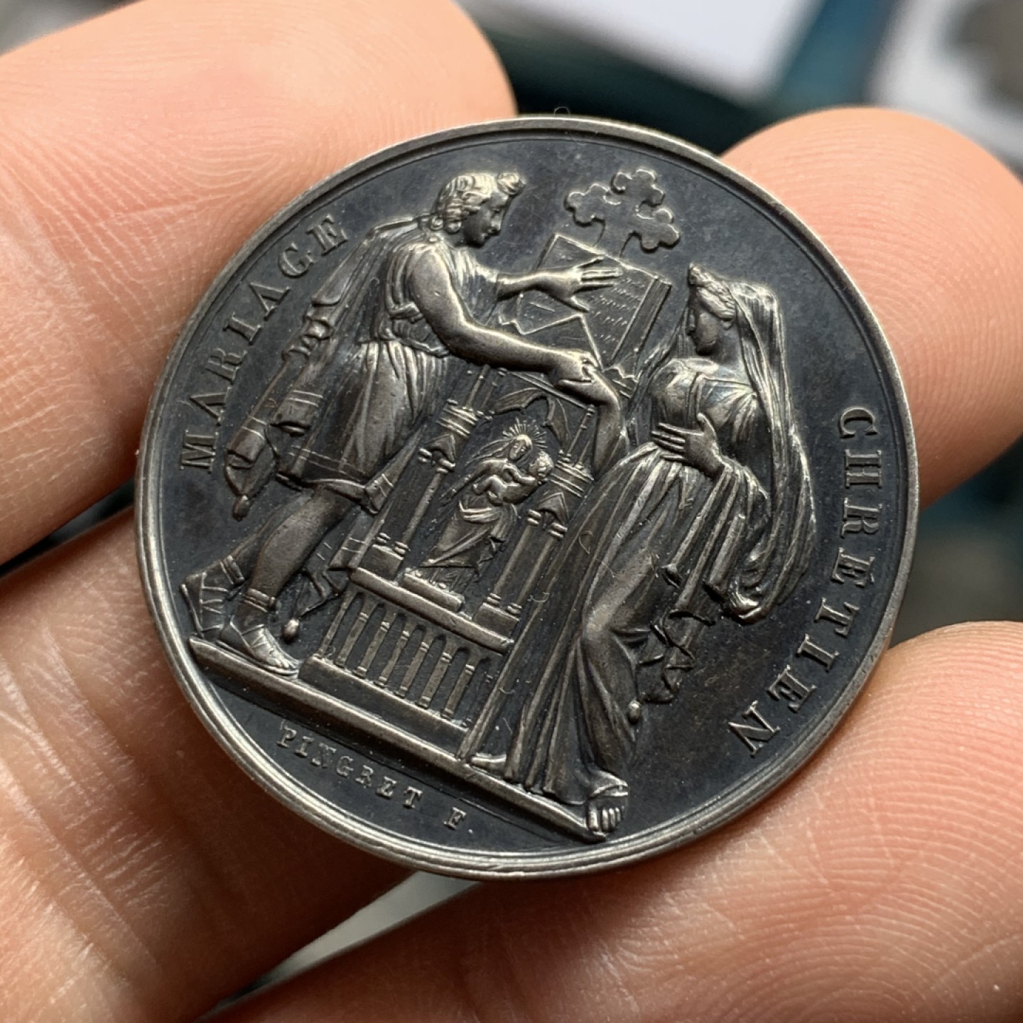 《竞宝斋》第47场-本周日，周一2场连拍（全场不限金额包邮） 法国 1845-1860年 银质婚章 10.9克 30mm直径 手指边铭银标 均匀的黑色包浆 非常好的状态