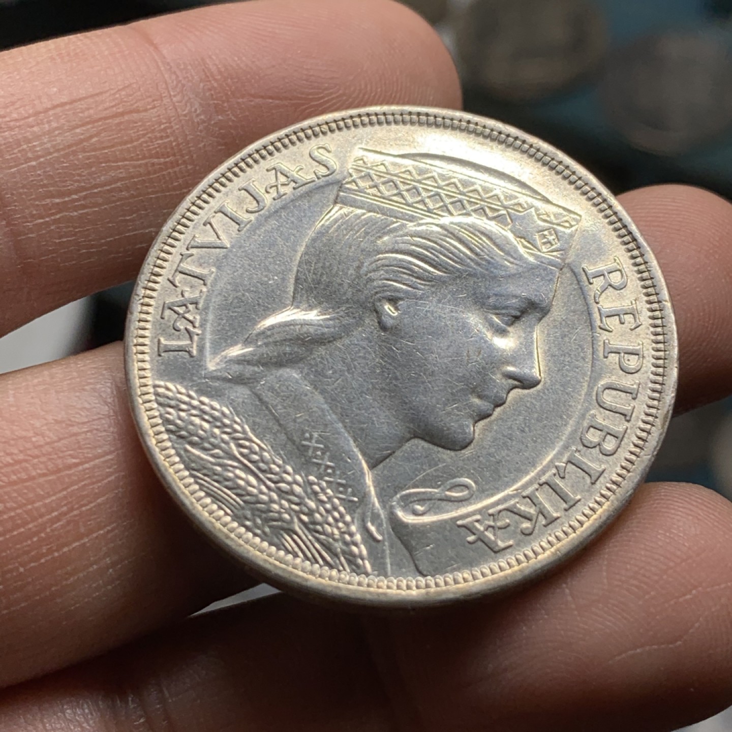 《竞宝斋》第47场-本周日，周一2场连拍（全场不限金额包邮） UNC级 拉脱维亚 1929年 5拉特少女银币 打制深峻 细节清晰