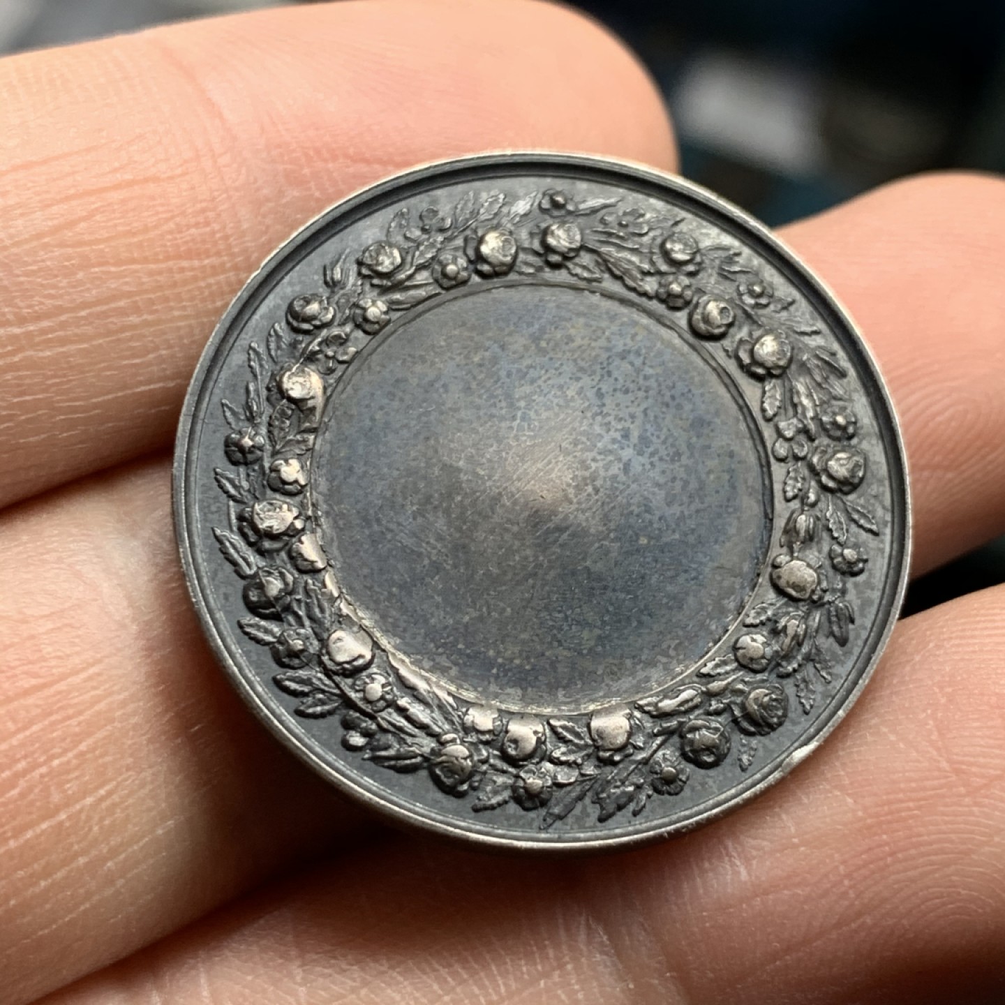 《竞宝斋》第47场-本周日，周一2场连拍（全场不限金额包邮） 法国 1845-1860年 银质婚章 10.9克 30mm直径 手指边铭银标 均匀的黑色包浆 非常好的状态