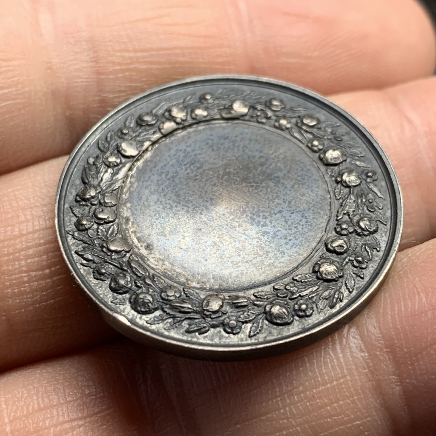 《竞宝斋》第47场-本周日，周一2场连拍（全场不限金额包邮） 法国 1845-1860年 银质婚章 10.9克 30mm直径 手指边铭银标 均匀的黑色包浆 非常好的状态