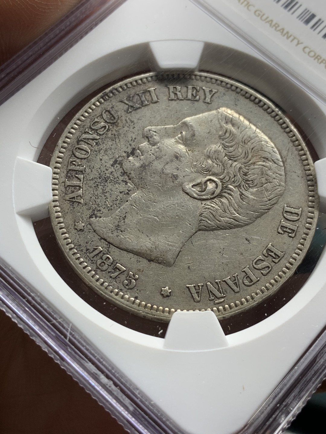 《竞宝斋》第47场-本周日，周一2场连拍（全场不限金额包邮） NGC AU评级 西班牙 1875年 阿方索十二世 青年头 5比塞塔 双柱银币 头发磨损很小