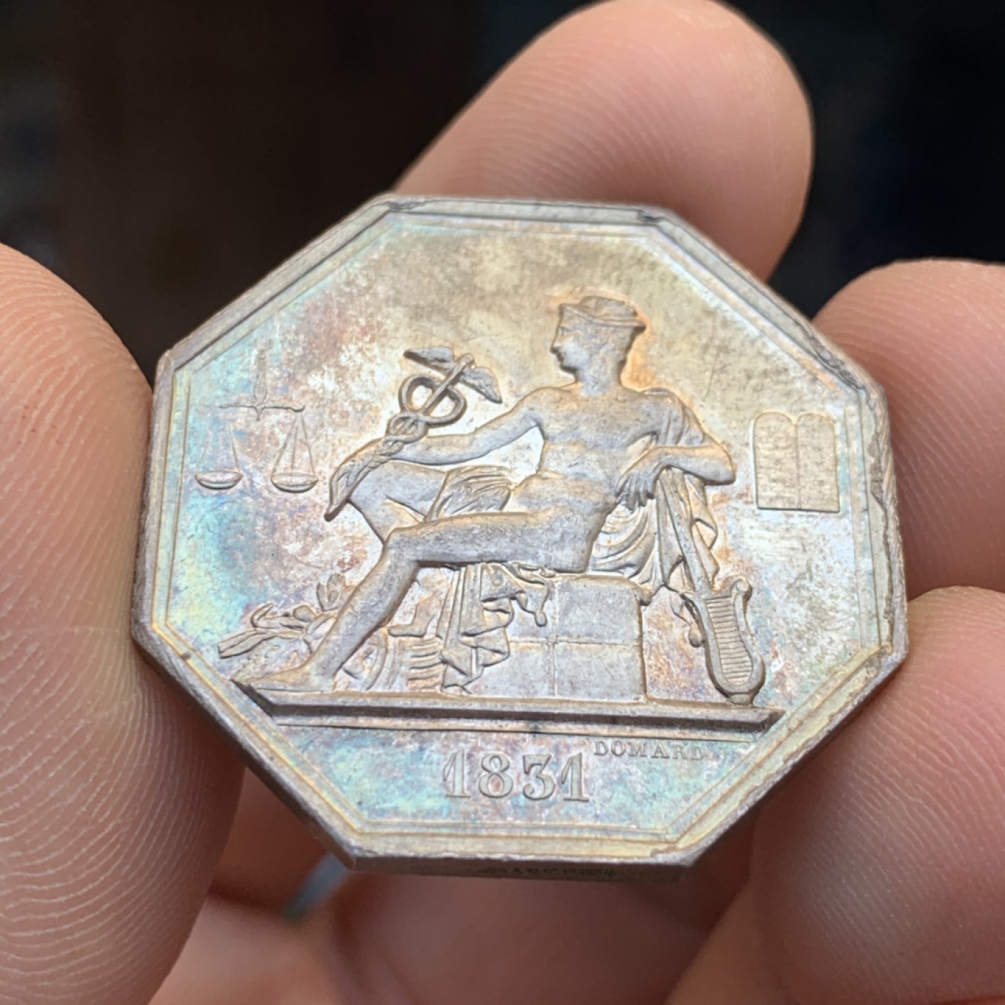 《竞宝斋》第47场-本周日，周一2场连拍（全场不限金额包邮） 法国 1831年 MS五彩 政府委员 八角银质代币 正面为商业之神 15.3克，对角直径32.9mm 手指边铭 银标