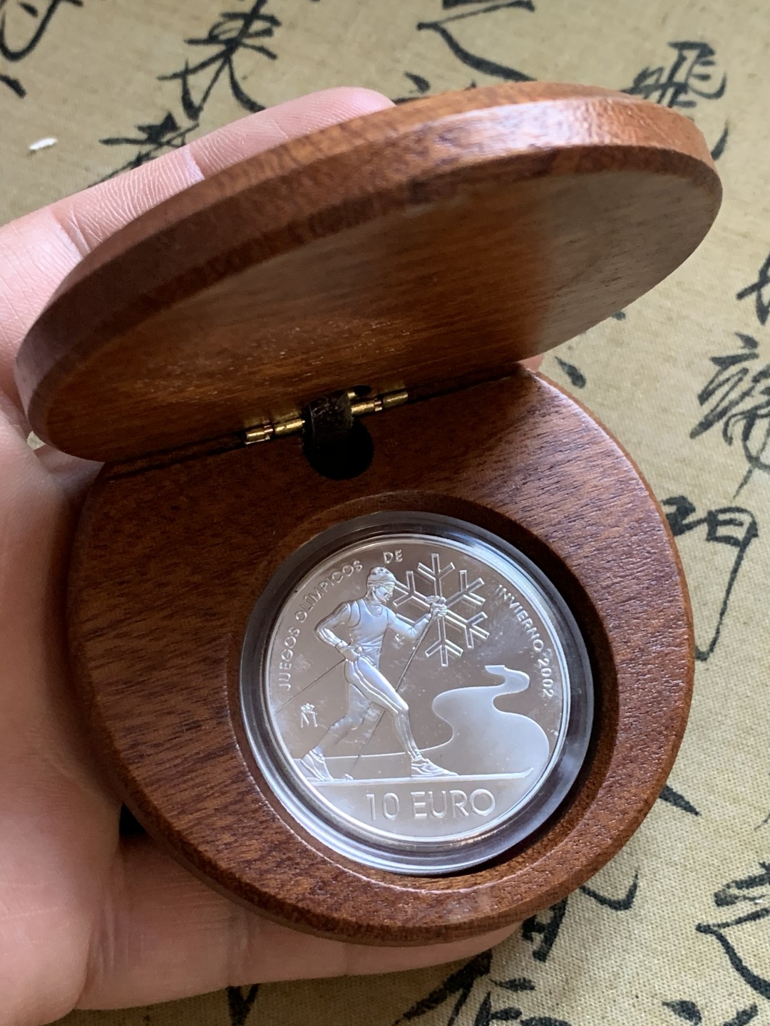 《竞宝斋》第47场-本周日，周一2场连拍（全场不限金额包邮） 27克，925银 原盒证书 西班牙 2002年 欧元区地图 10欧元 精制大银币