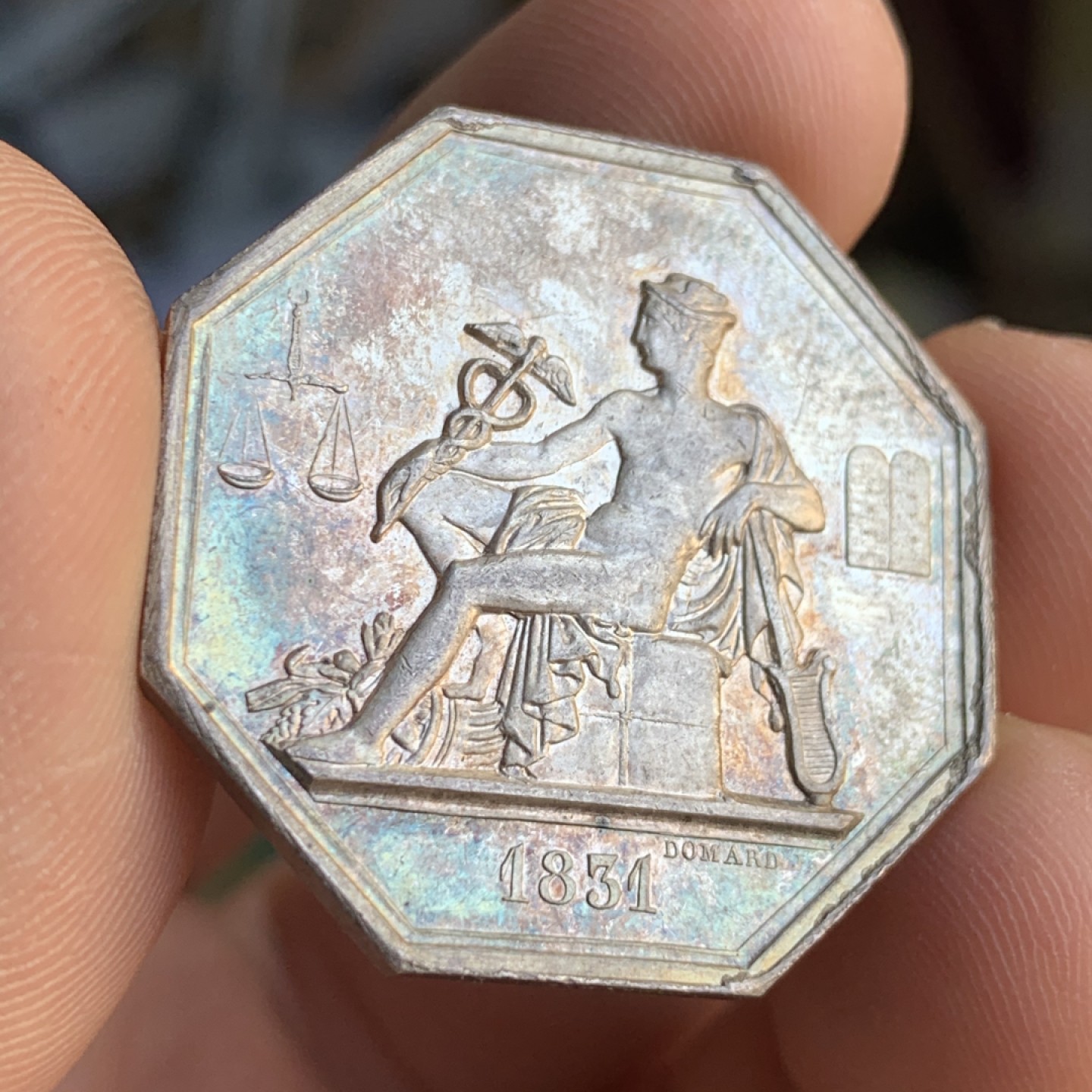 《竞宝斋》第47场-本周日，周一2场连拍（全场不限金额包邮） 法国 1831年 MS五彩 政府委员 八角银质代币 正面为商业之神 15.3克，对角直径32.9mm 手指边铭 银标