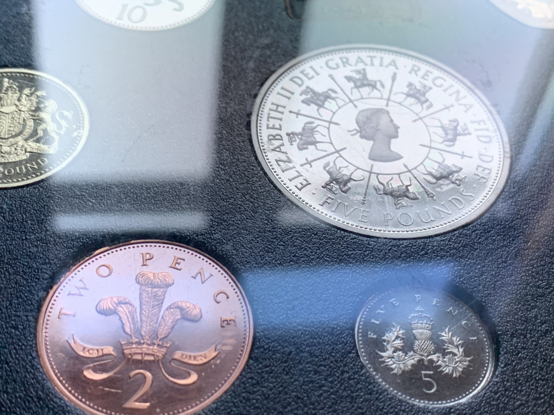 《竞宝斋》第47场-本周日，周一2场连拍（全场不限金额包邮） 英国硬币套装  1993年精制套装-含5英镑的女王登基40周年纪念币