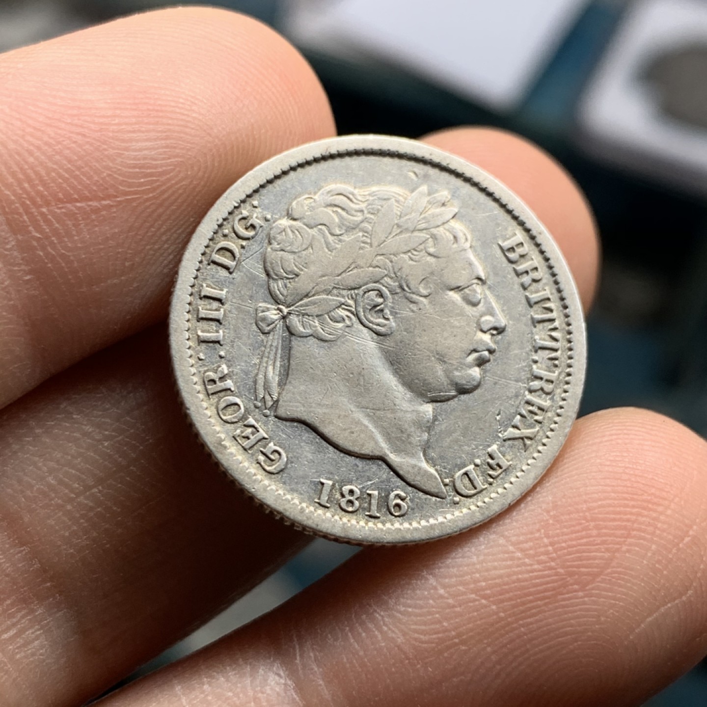 《竞宝斋》第47场-本周日，周一2场连拍（全场不限金额包邮） 英国 乔三 1816年 先令银币 花冠磨损不大 状态不错