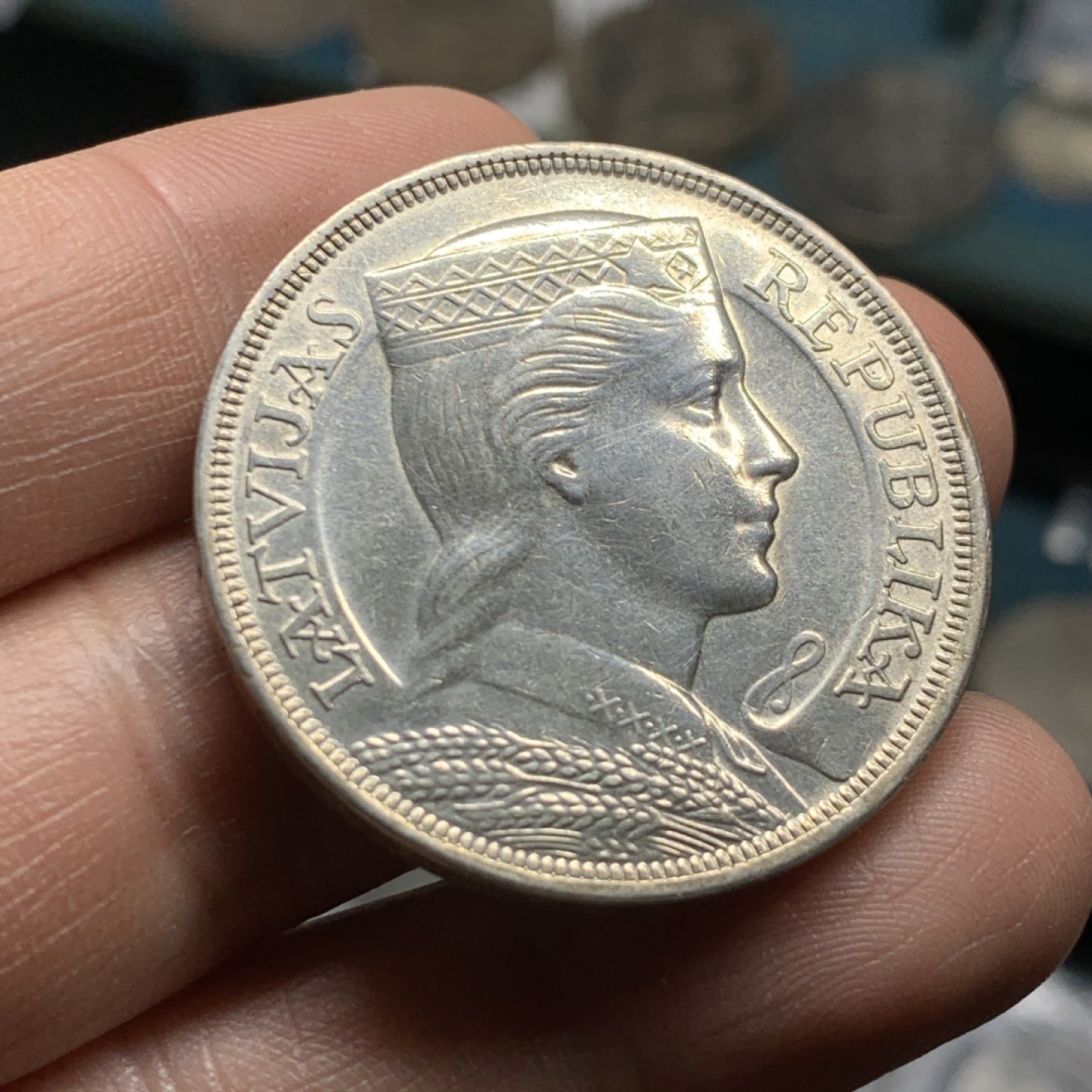 《竞宝斋》第47场-本周日，周一2场连拍（全场不限金额包邮） UNC级 拉脱维亚 1929年 5拉特少女银币 打制深峻 细节清晰