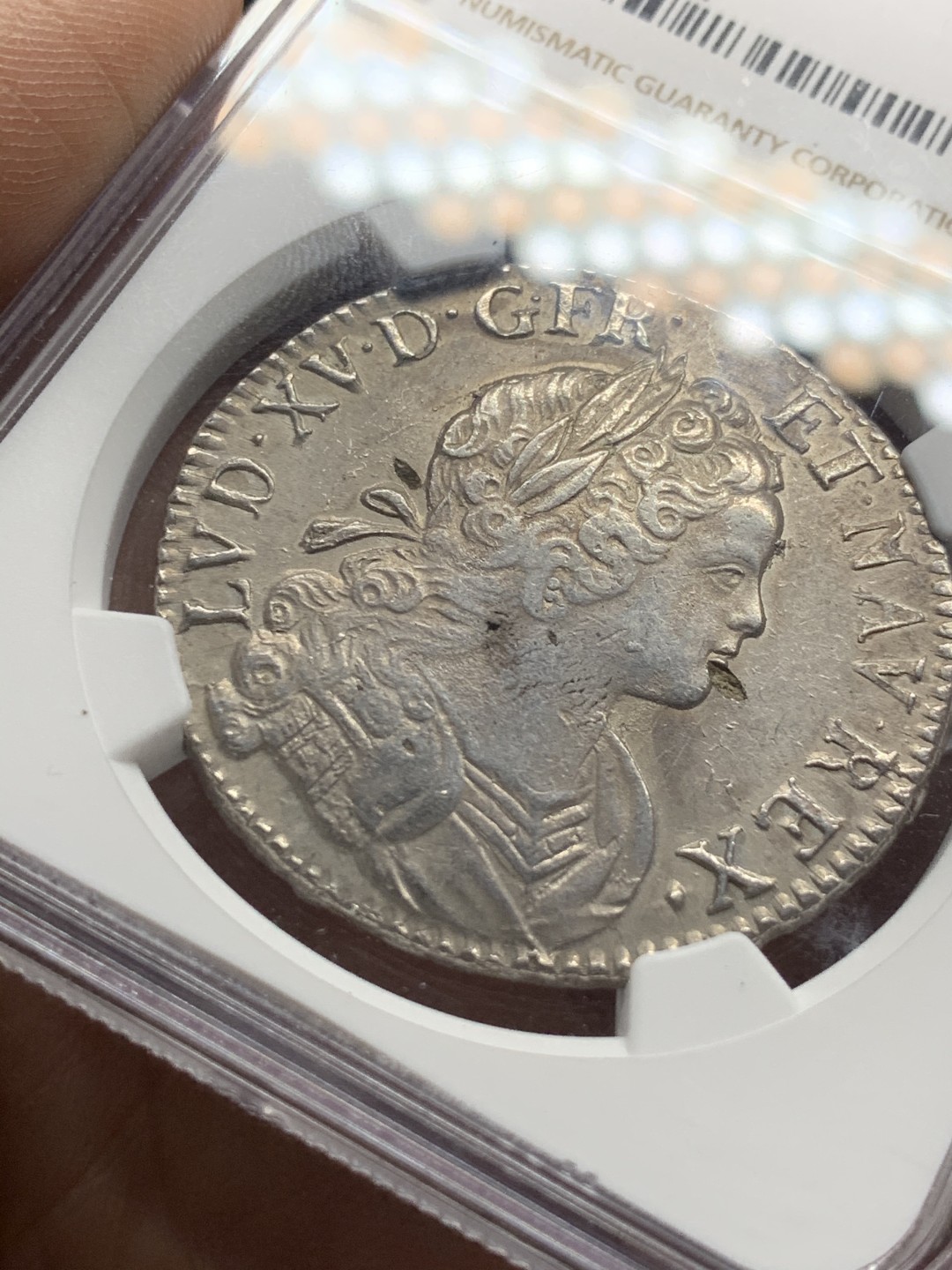 《竞宝斋》第47场-本周日，周一2场连拍（全场不限金额包邮） NGC AUD 法国 1718年 路易十五 小孩 大头版 埃居大银币 没有减重痕的比较难得