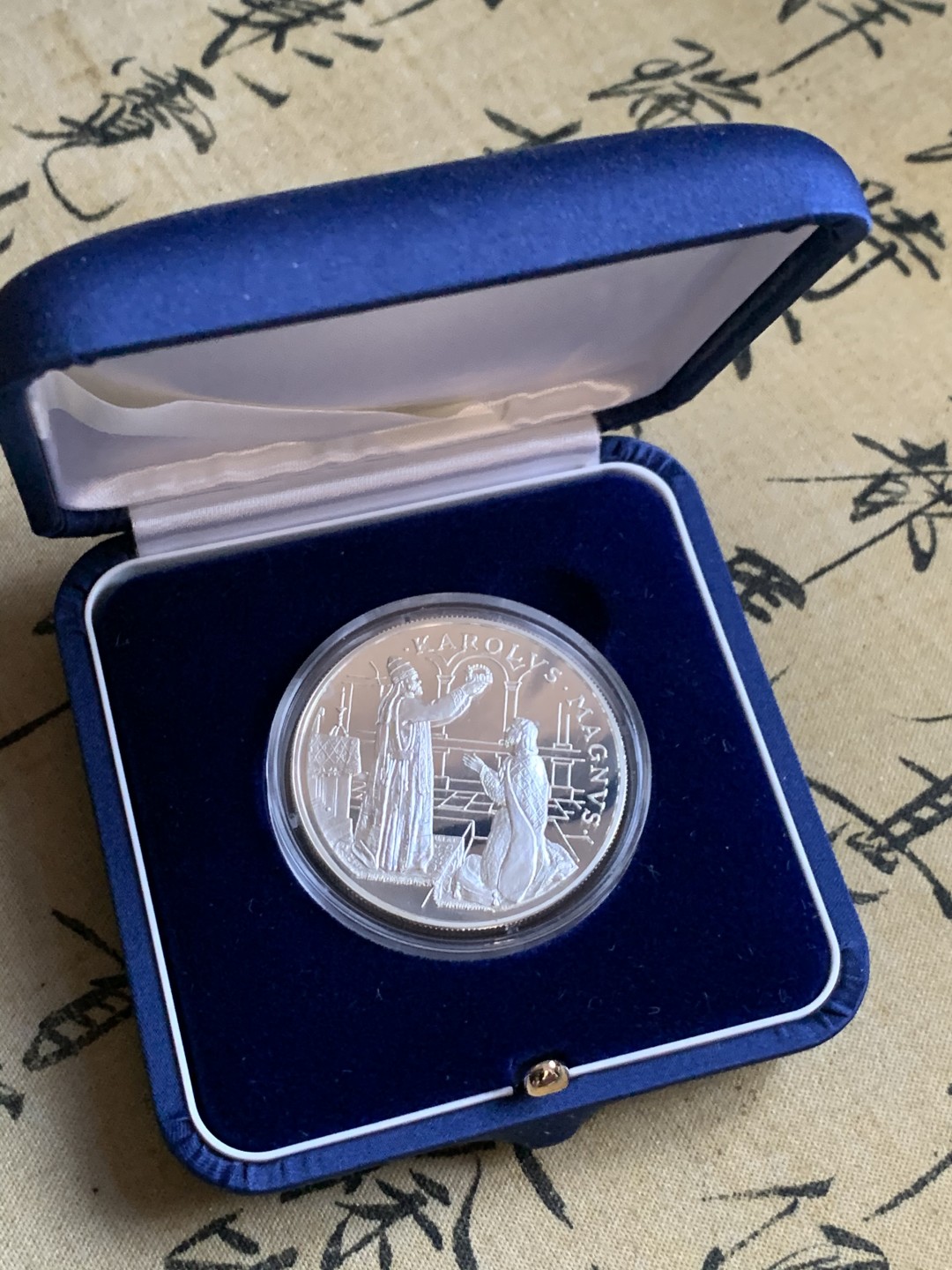 《竞宝斋》第47场-本周日，周一2场连拍（全场不限金额包邮） 原盒证书 安道尔 1996年 加冕 10第纳尔 ECU 精制大银币