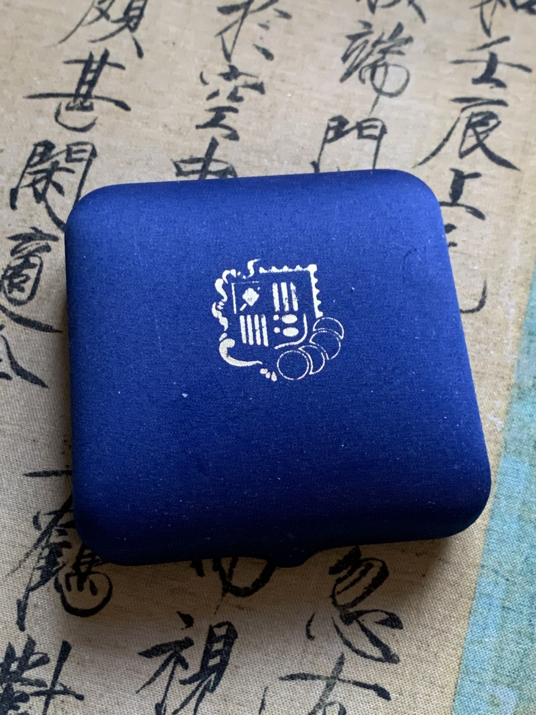 《竞宝斋》第47场-本周日，周一2场连拍（全场不限金额包邮） 原盒证书 安道尔 1996年 加冕 10第纳尔 ECU 精制大银币