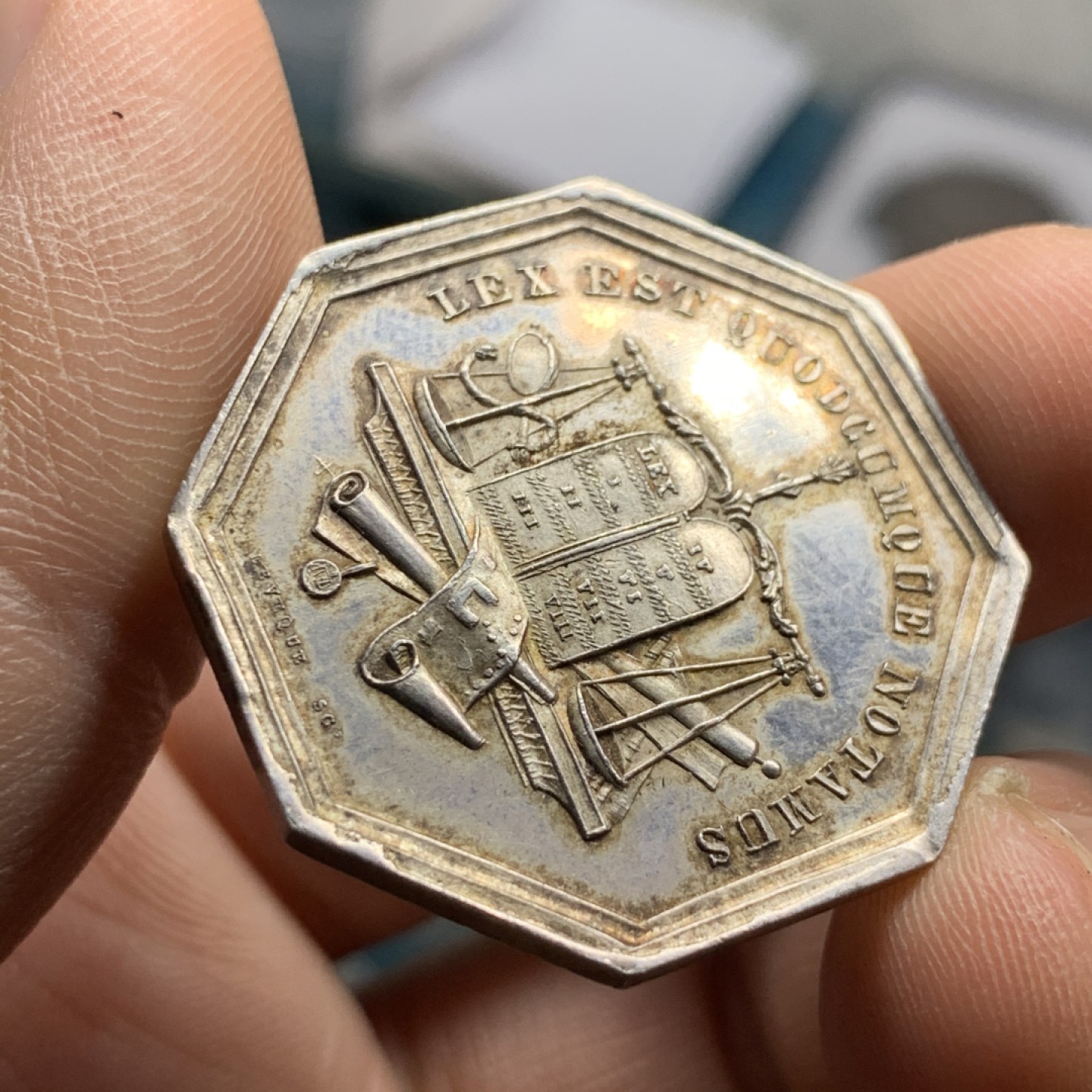 《竞宝斋》第47场-本周日，周一2场连拍（全场不限金额包邮） 法国五彩AU+ 1860-1879年 曼特斯区 公证人 塞纳河和瓦兹 八角银质代币 12.4克，对角直径33.4mm 蜜蜂边铭 银标 