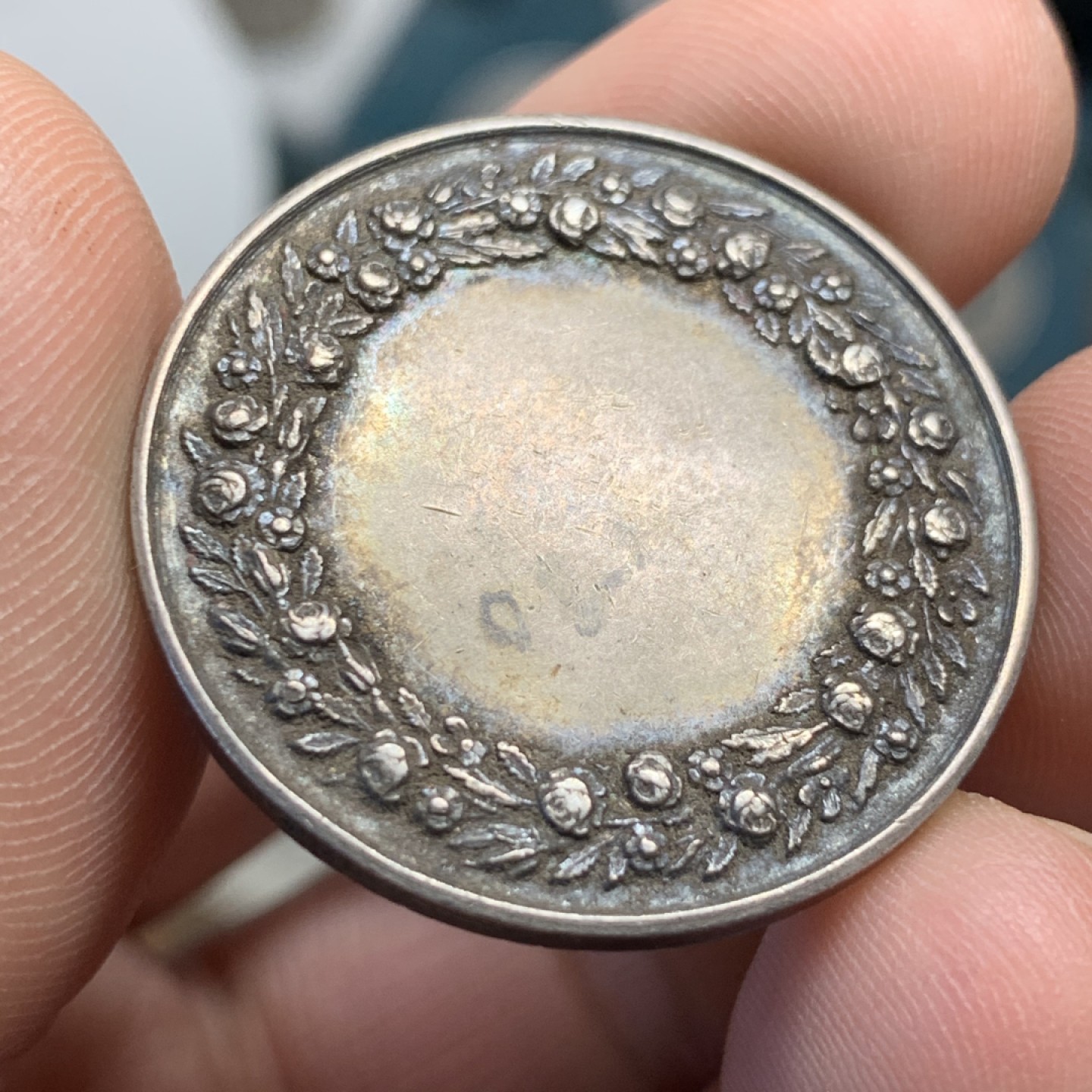 《竞宝斋》第47场-本周日，周一2场连拍（全场不限金额包邮） 法国 1860-1879年 深五彩 银质婚章 12.1克 30.6mm直径 蜜蜂边铭