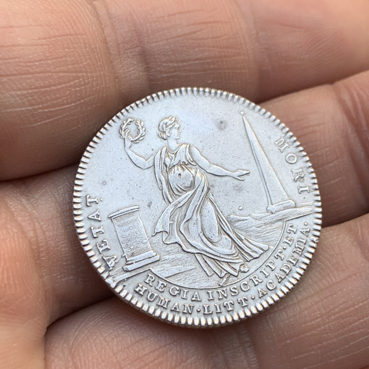 《竞宝斋》第47场-本周日，周一2场连拍（全场不限金额包邮） 法国 路易十六 法国皇家碑文文学学院 1777年 银质圆形代币 少见品种