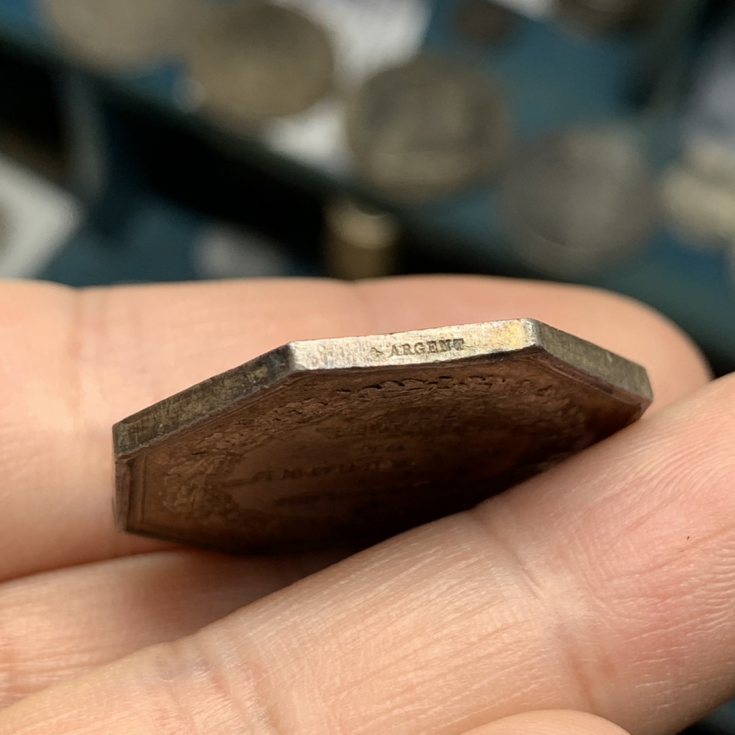 《竞宝斋》第47场-本周日，周一2场连拍（全场不限金额包邮） 法国  MS品质 1860-1879年图尔斯 公证人  八角银质代币 12.9克，对角直径33.2mm 蜜蜂边铭 银标