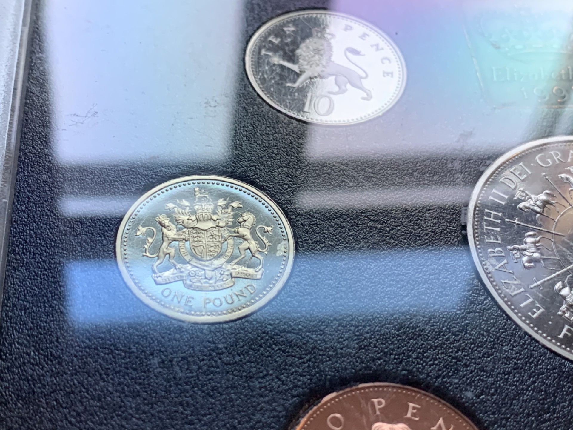 《竞宝斋》第47场-本周日，周一2场连拍（全场不限金额包邮） 英国硬币套装  1993年精制套装-含5英镑的女王登基40周年纪念币