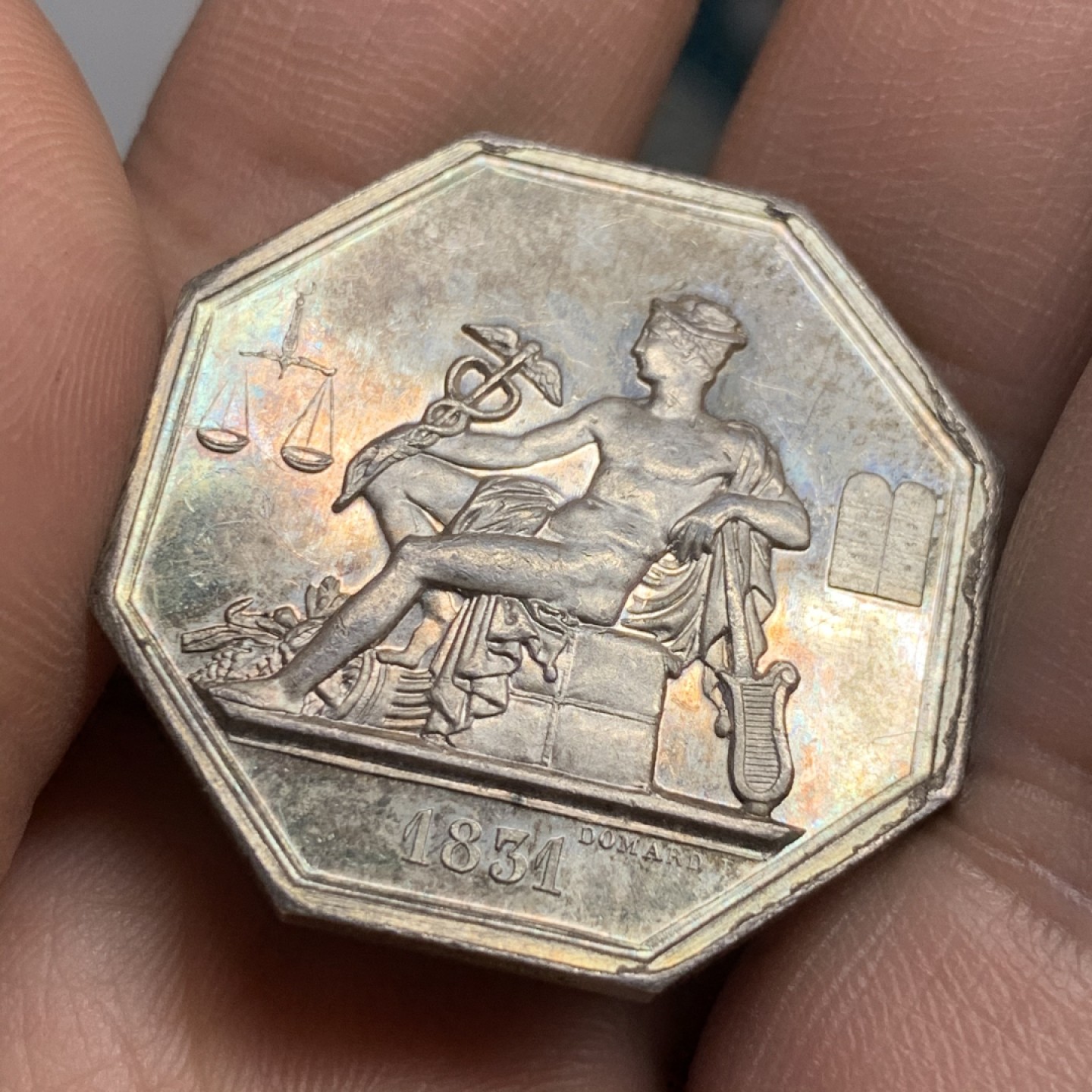 《竞宝斋》第47场-本周日，周一2场连拍（全场不限金额包邮） 法国 1831年 MS五彩 政府委员 八角银质代币 正面为商业之神 15.3克，对角直径32.9mm 手指边铭 银标