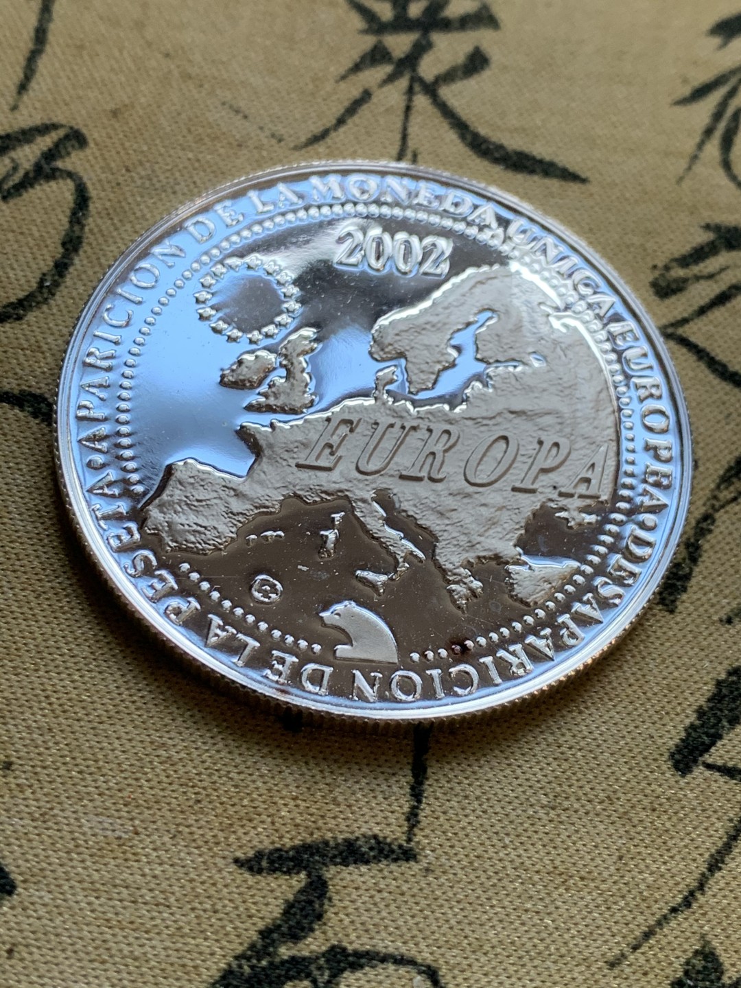 《竞宝斋》第47场-本周日，周一2场连拍（全场不限金额包邮） 原盒证书 伊比利亚公司 2002年 纪念欧元货币使用 1盎司 精制银章