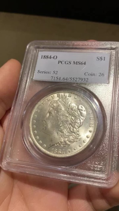 《竞宝斋》第47场-本周日，周一2场连拍（全场不限金额包邮） PCGS-MS64 1884年O厂 摩根银币 鹰面金黄包浆 女神面原光 无瑕疵