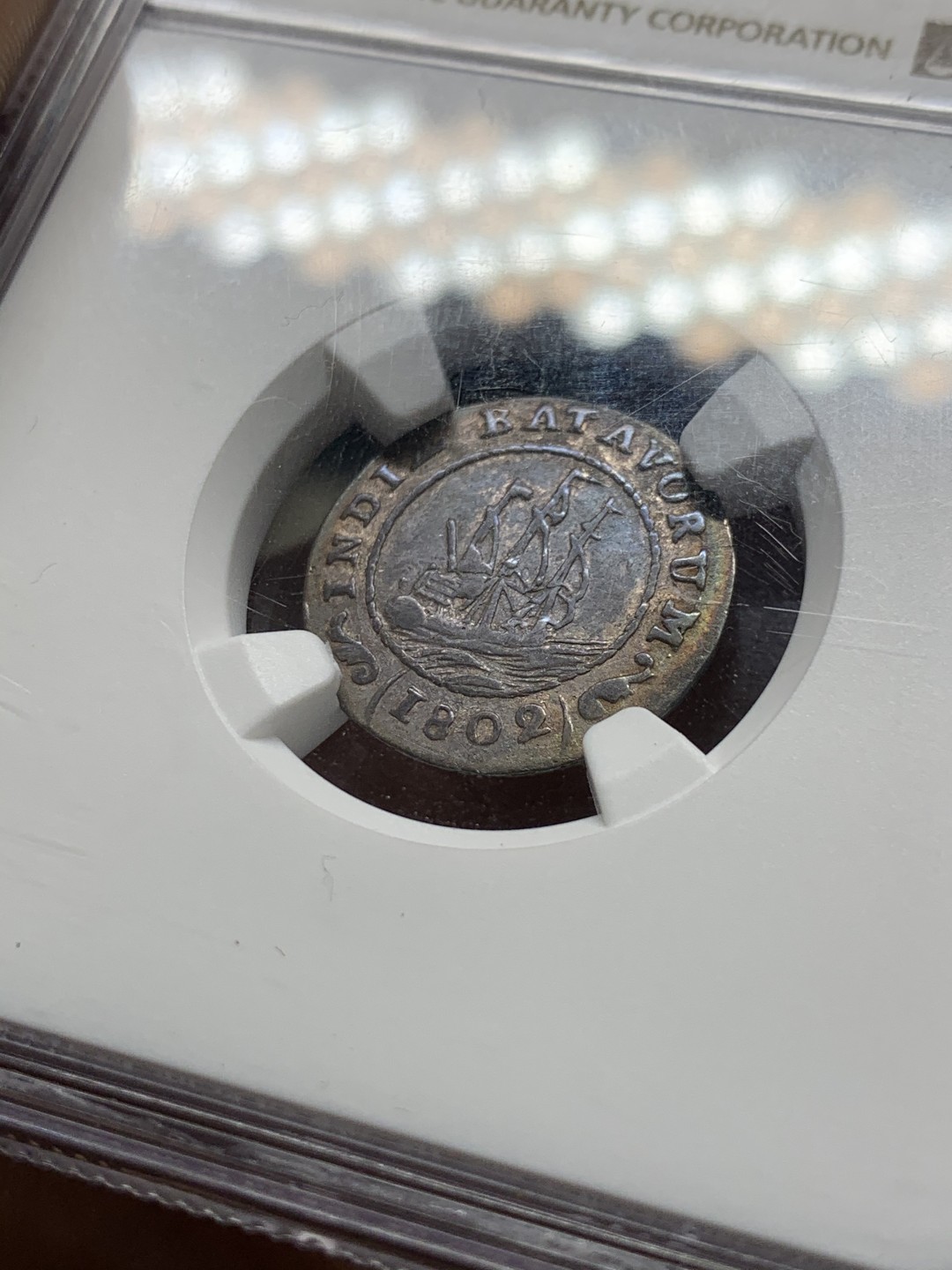 《竞宝斋》第47场-本周日，周一2场连拍（全场不限金额包邮） NGC XF40 荷属 巴达维亚共和国 1802年 1/8G 好味道好状态 船和狮子轮廓清晰 少见品种