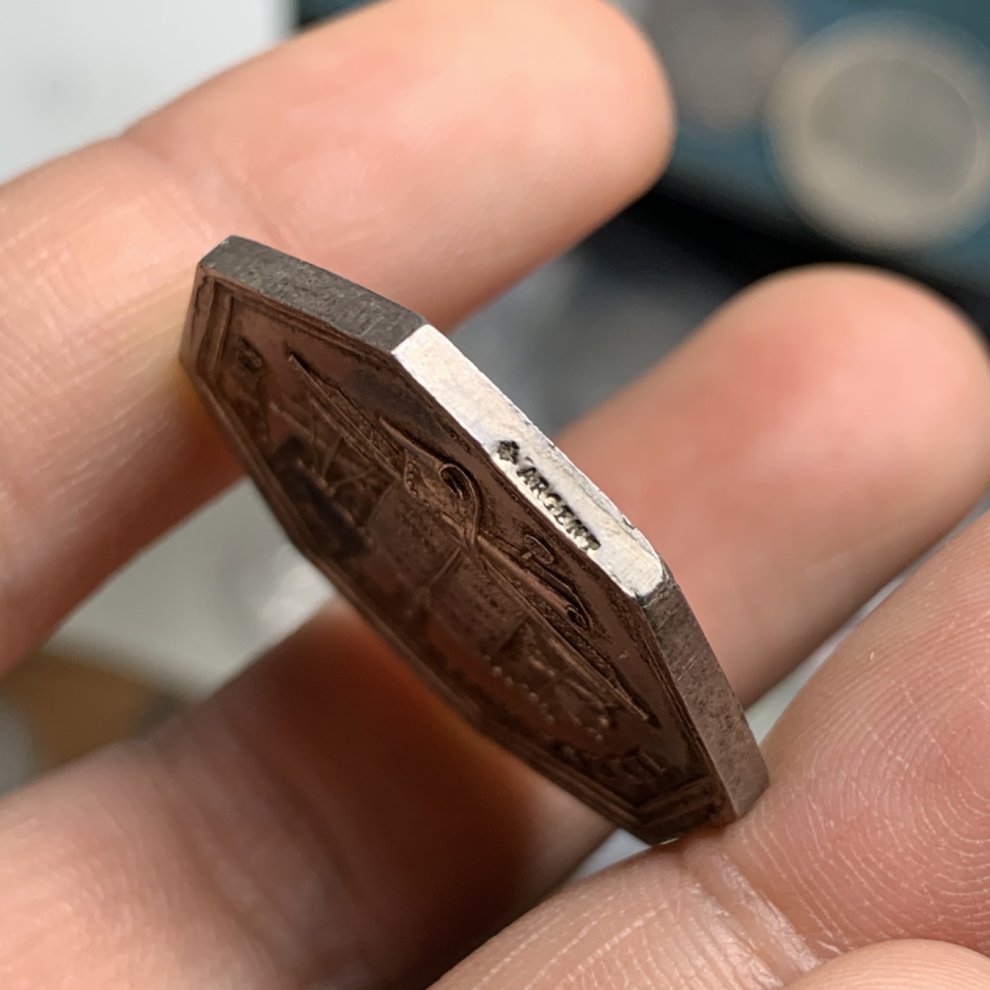 《竞宝斋》第47场-本周日，周一2场连拍（全场不限金额包邮） 法国五彩AU+ 1860-1879年 曼特斯区 公证人 塞纳河和瓦兹 八角银质代币 12.4克，对角直径33.4mm 蜜蜂边铭 银标 