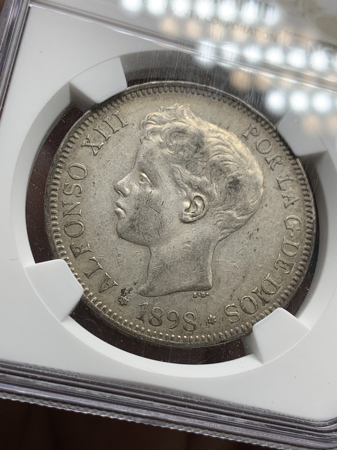 《竞宝斋》第47场-本周日，周一2场连拍（全场不限金额包邮） NGC AU评级 西班牙 1898年 阿方索十三世 小孩头 5比塞塔 双柱银币 原味好品 底光清晰