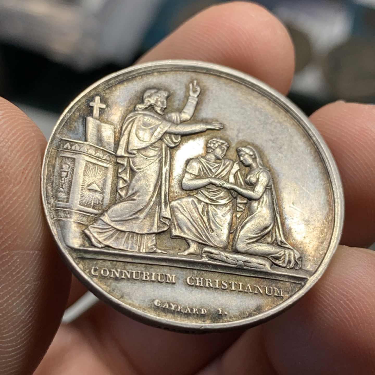 《竞宝斋》第47场-本周日，周一2场连拍（全场不限金额包邮） 法国 1860-1879年 高细节 圆形银质婚章 15.4克 33.4mm直径 蜜蜂边铭