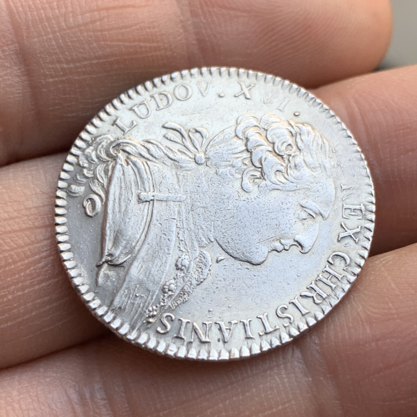 《竞宝斋》第47场-本周日，周一2场连拍（全场不限金额包邮） 法国 路易十六 法国皇家碑文文学学院 1777年 银质圆形代币 少见品种