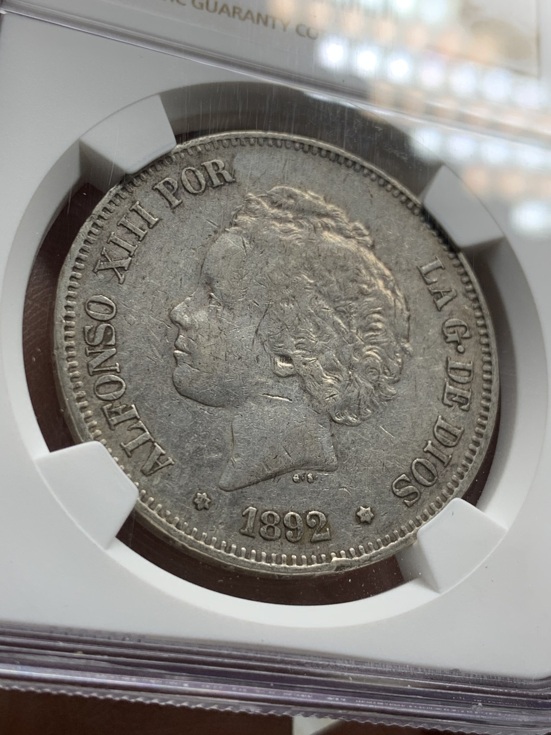 《竞宝斋》第47场-本周日，周一2场连拍（全场不限金额包邮） NGC AU评级 西班牙 1892年 阿方索十三世 爆炸头 5比塞塔 双柱银币 状态不错