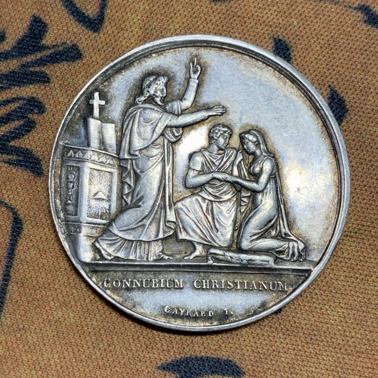 《竞宝斋》第47场-本周日，周一2场连拍（全场不限金额包邮） 法国 1860-1879年 高细节 圆形银质婚章 15.4克 33.4mm直径 蜜蜂边铭