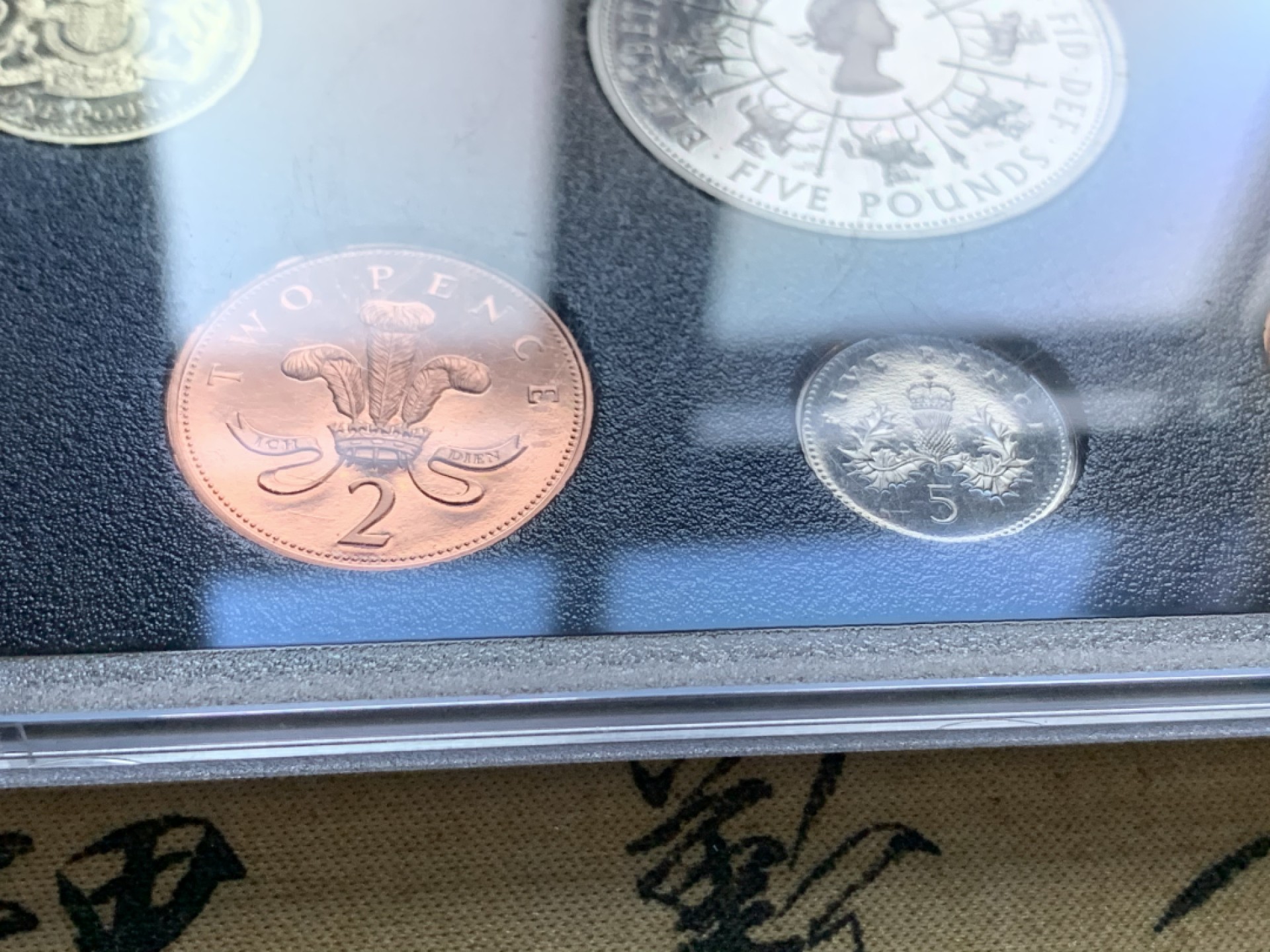 《竞宝斋》第47场-本周日，周一2场连拍（全场不限金额包邮） 英国硬币套装  1993年精制套装-含5英镑的女王登基40周年纪念币