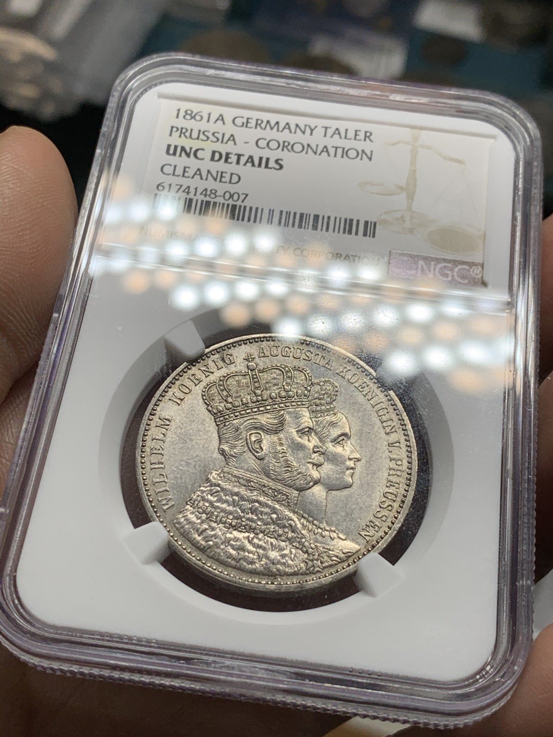 《竞宝斋》第47场-本周日，周一2场连拍（全场不限金额包邮） NGC-UNCD 1861年 德国普鲁士毛衣泰勒 底板丝滑 细节丰富 