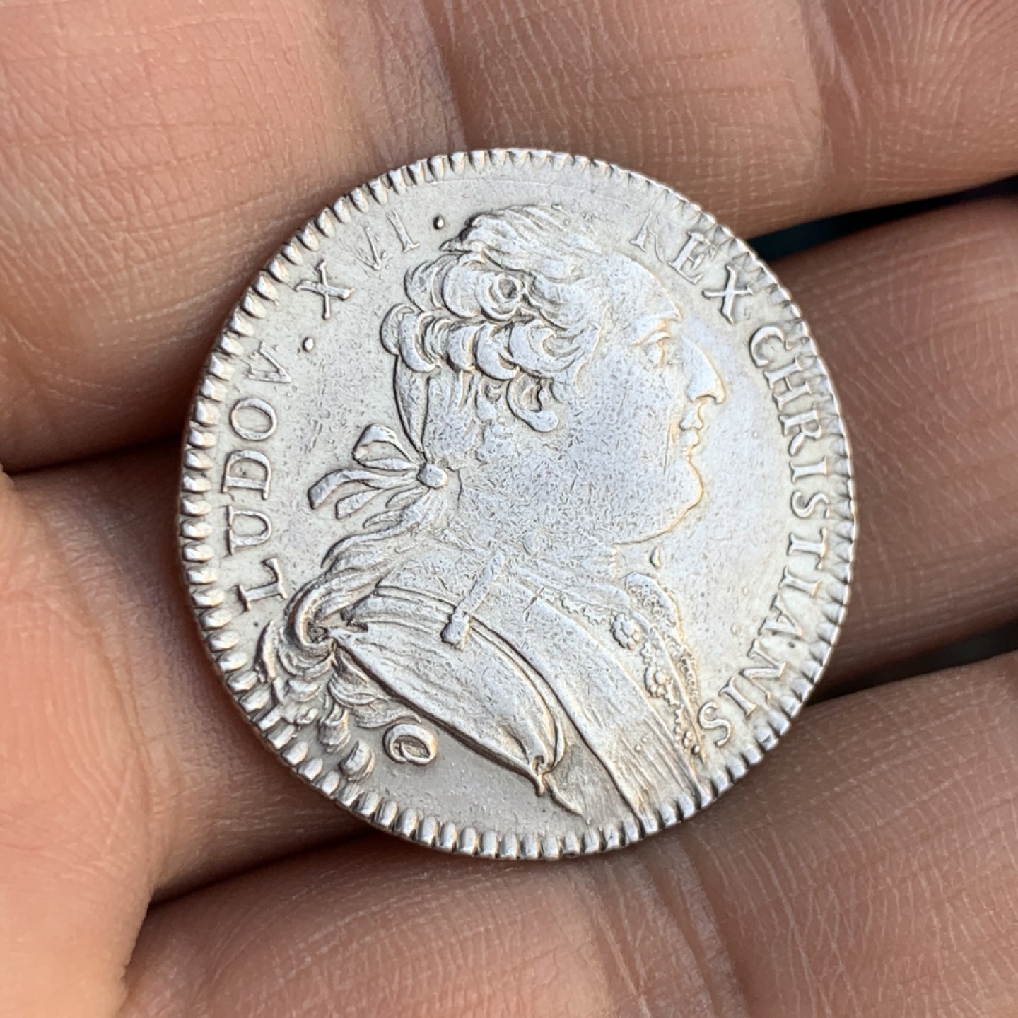 《竞宝斋》第47场-本周日，周一2场连拍（全场不限金额包邮） 法国 路易十六 法国皇家碑文文学学院 1777年 银质圆形代币 少见品种