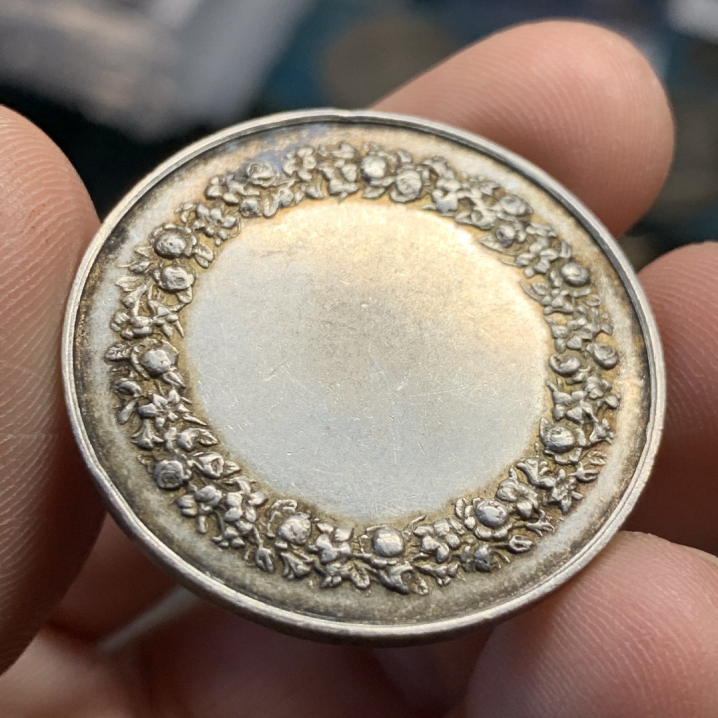 《竞宝斋》第47场-本周日，周一2场连拍（全场不限金额包邮） 法国 1860-1879年 高细节 圆形银质婚章 15.4克 33.4mm直径 蜜蜂边铭