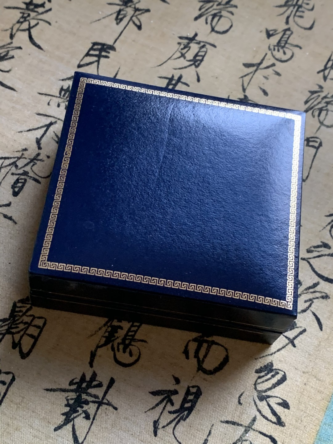 《竞宝斋》第47场-本周日，周一2场连拍（全场不限金额包邮） 原盒证书 伊比利亚公司 2002年 纪念欧元货币使用 1盎司 精制银章