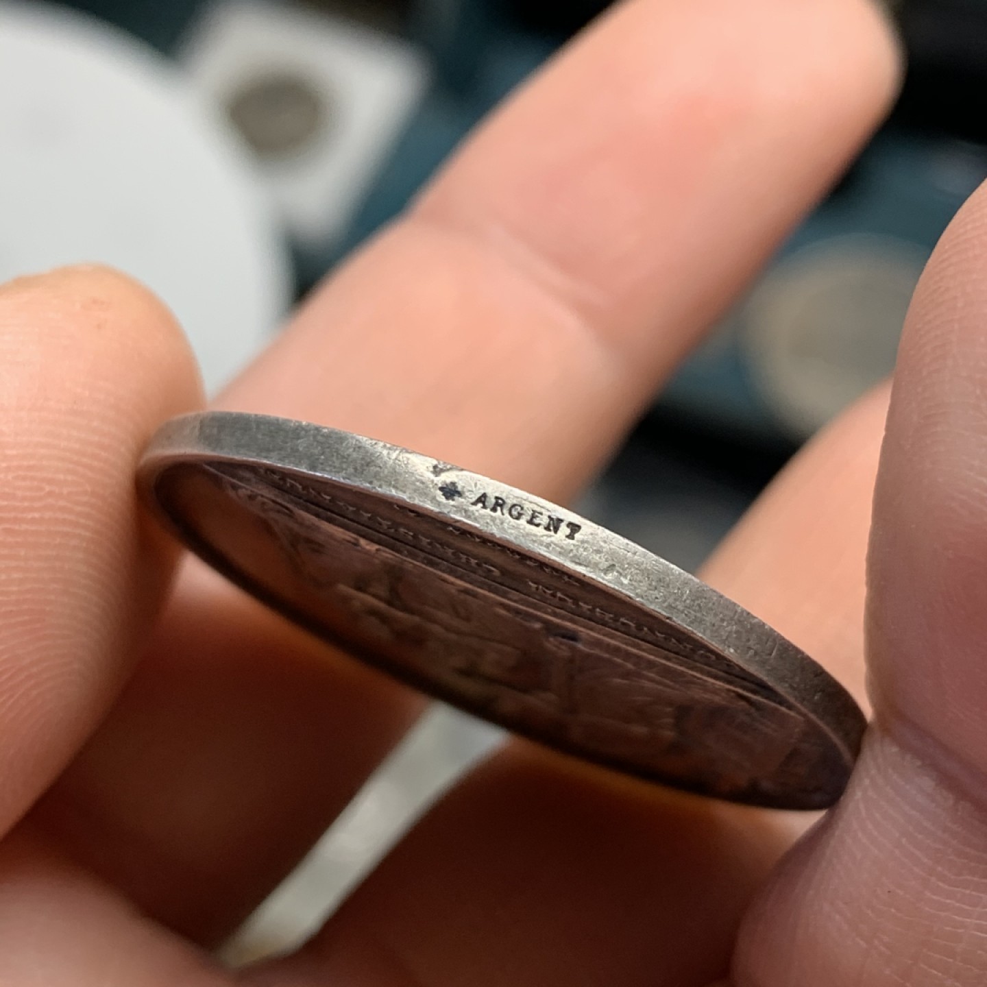 《竞宝斋》第47场-本周日，周一2场连拍（全场不限金额包邮） 法国 1860-1879年 高细节 圆形银质婚章 15.4克 33.4mm直径 蜜蜂边铭