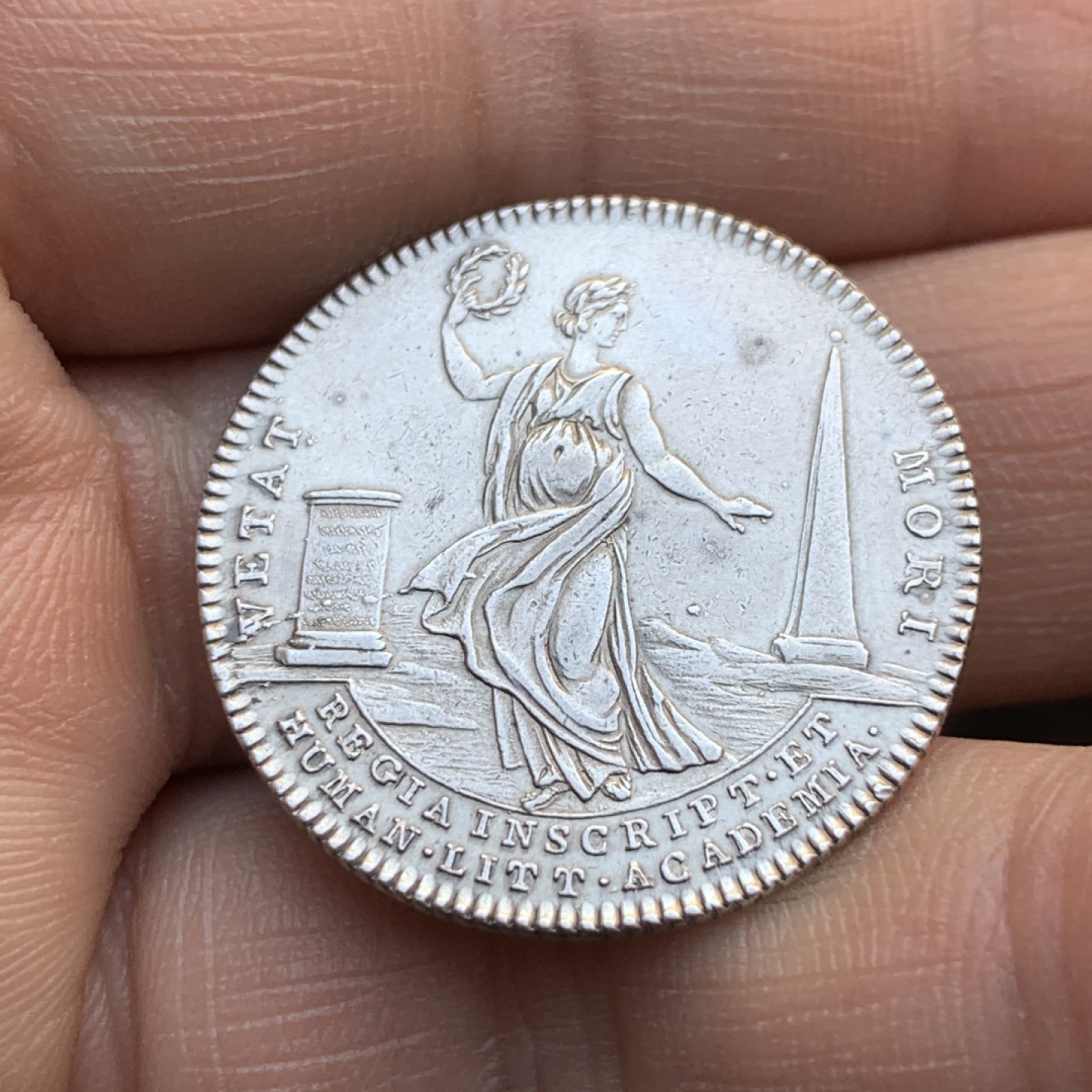 《竞宝斋》第47场-本周日，周一2场连拍（全场不限金额包邮） 法国 路易十六 法国皇家碑文文学学院 1777年 银质圆形代币 少见品种