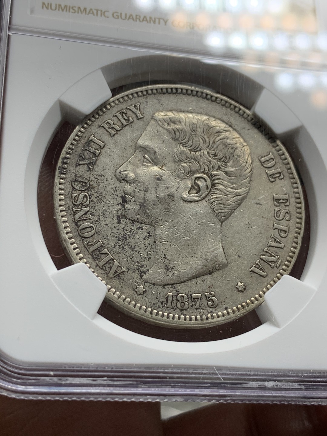 《竞宝斋》第47场-本周日，周一2场连拍（全场不限金额包邮） NGC AU评级 西班牙 1875年 阿方索十二世 青年头 5比塞塔 双柱银币 头发磨损很小