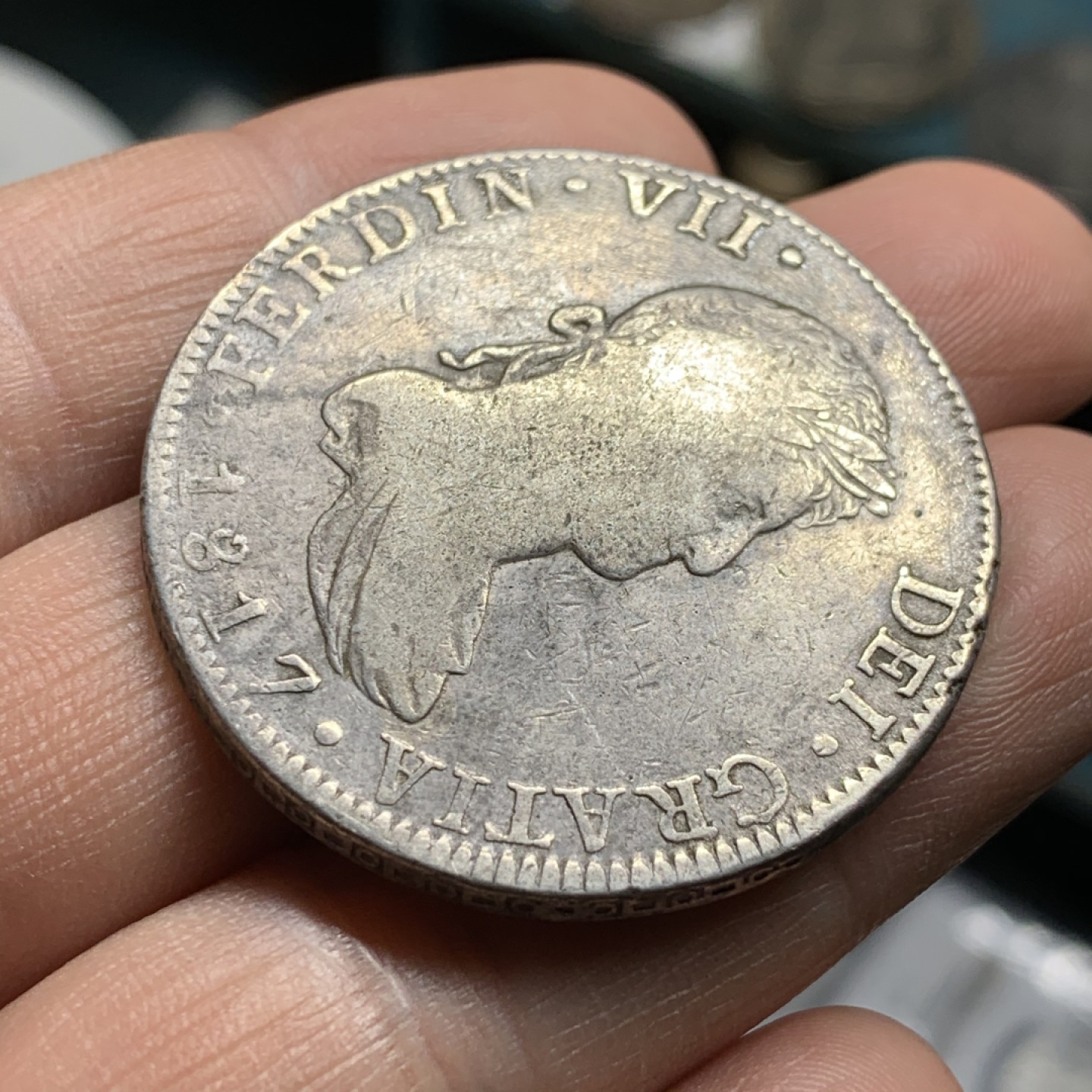 《竞宝斋》第47场-本周日，周一2场连拍（全场不限金额包邮） 1817年西班牙双柱8R 费迪南多七世 西属墨西哥银币 美品无戳记 、费七弱打常见，此枚品相实属不易