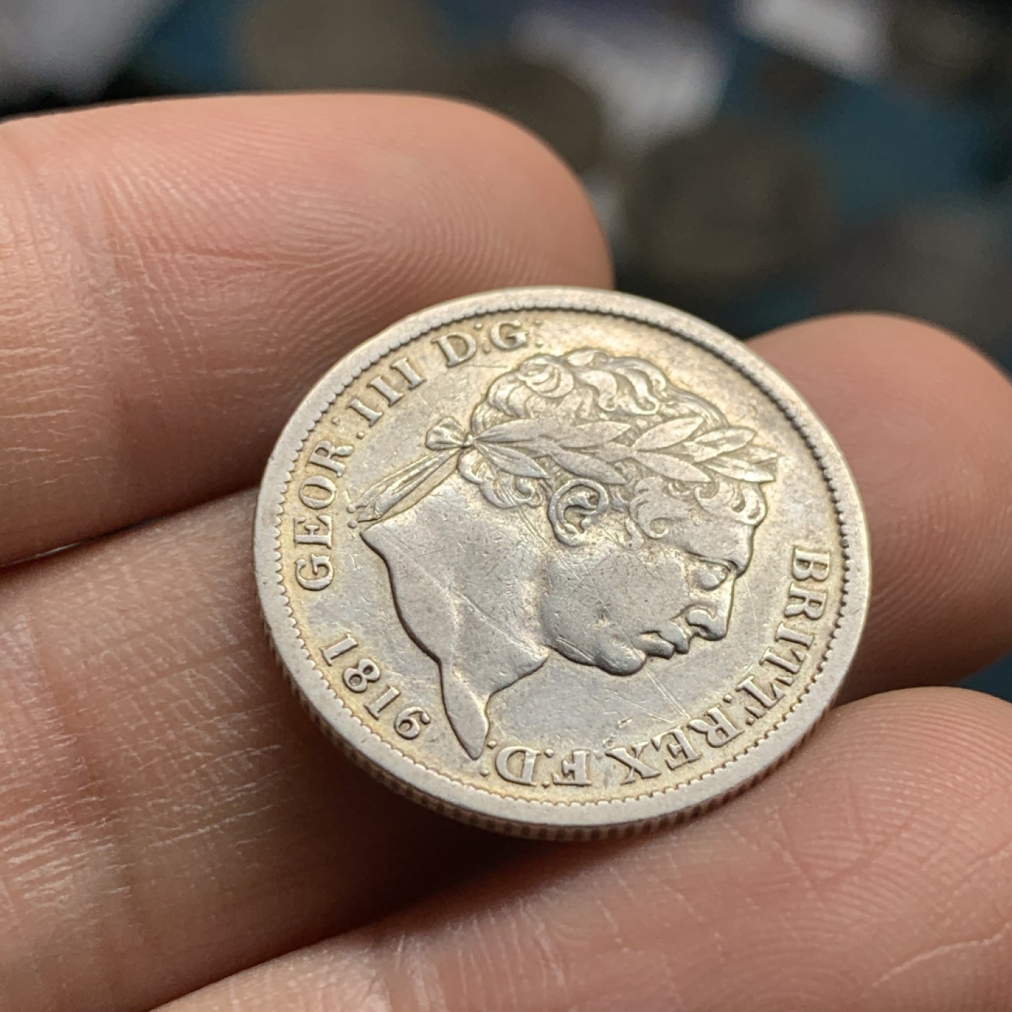 《竞宝斋》第47场-本周日，周一2场连拍（全场不限金额包邮） 英国 乔三 1816年 先令银币 花冠磨损不大 状态不错