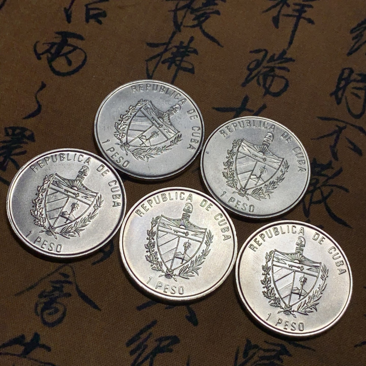 《竞宝斋》第47场-本周日，周一2场连拍（全场不限金额包邮） 古巴1比索 珐琅彩一组5枚