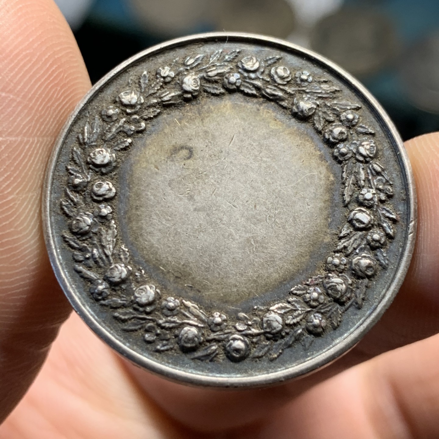 《竞宝斋》第47场-本周日，周一2场连拍（全场不限金额包邮） 法国 1860-1879年 深五彩 银质婚章 12.1克 30.6mm直径 蜜蜂边铭