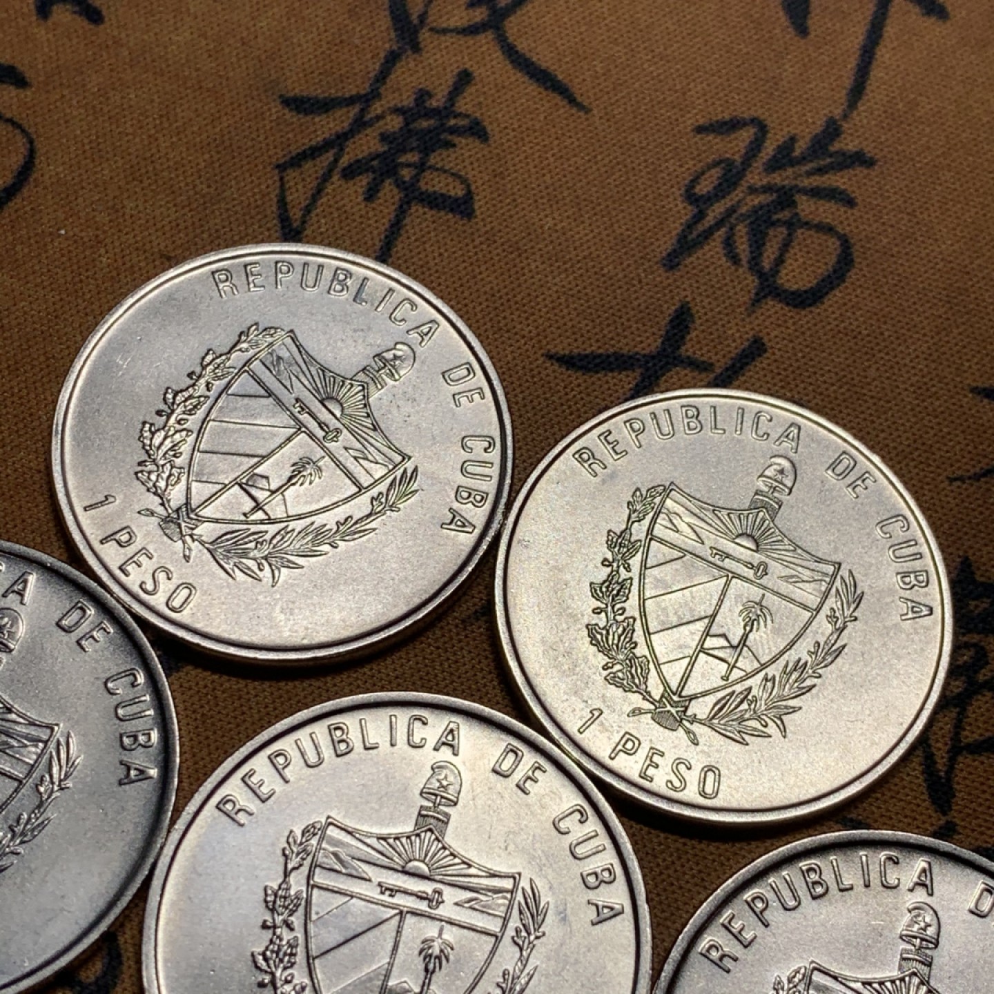 《竞宝斋》第47场-本周日，周一2场连拍（全场不限金额包邮） 古巴1比索 珐琅彩一组5枚