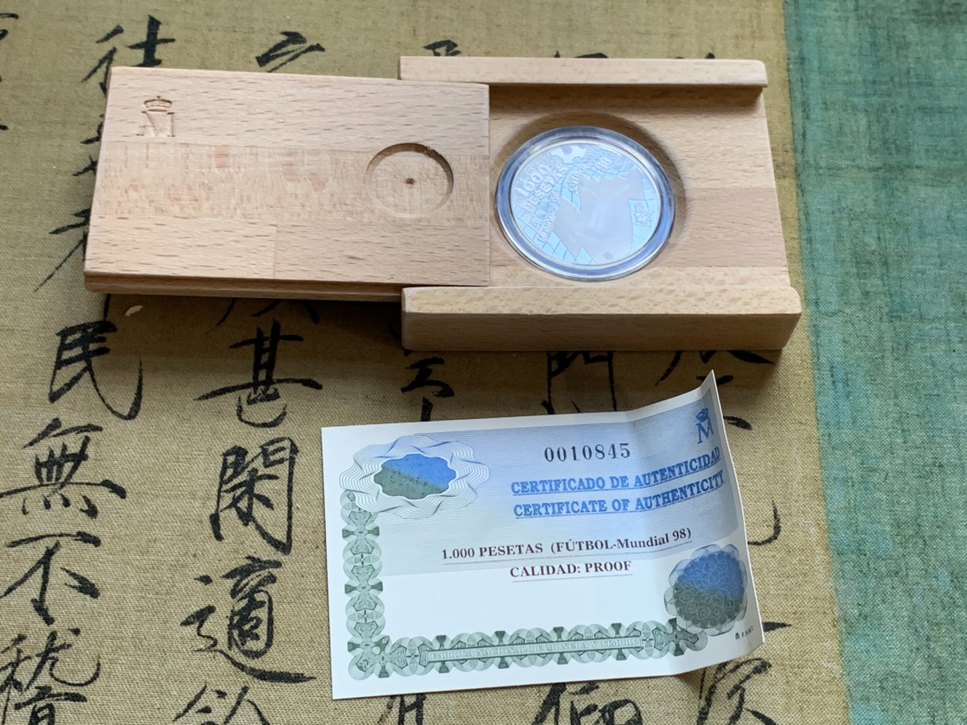 《竞宝斋》第47场-本周日，周一2场连拍（全场不限金额包邮） 13.5克 925银 原盒证书 西班牙1998年 世界杯 1000比塞塔 精制银币