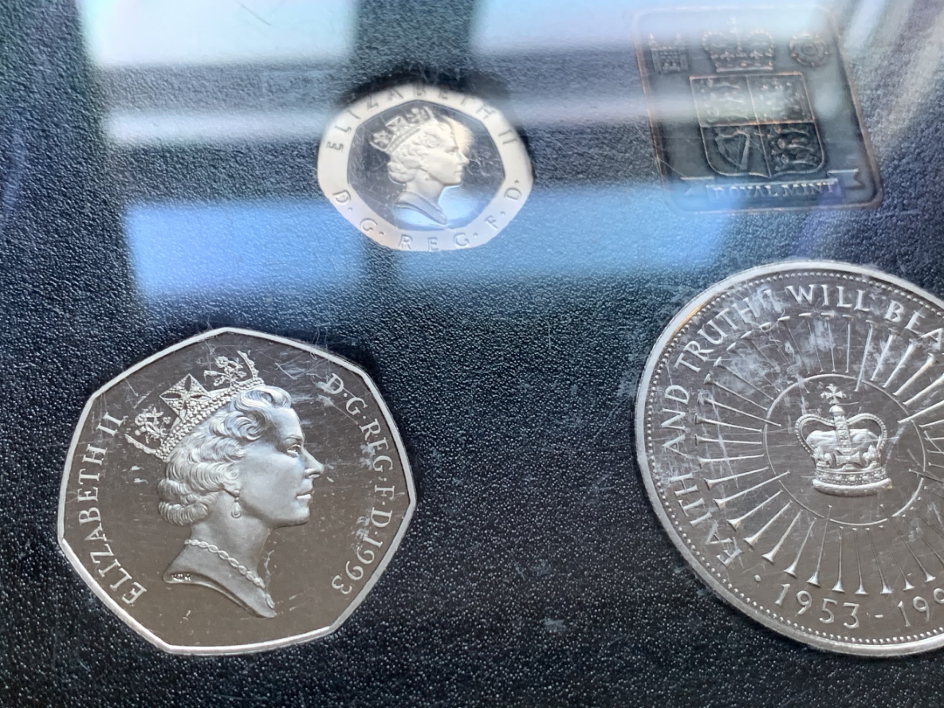 《竞宝斋》第47场-本周日，周一2场连拍（全场不限金额包邮） 英国硬币套装  1993年精制套装-含5英镑的女王登基40周年纪念币