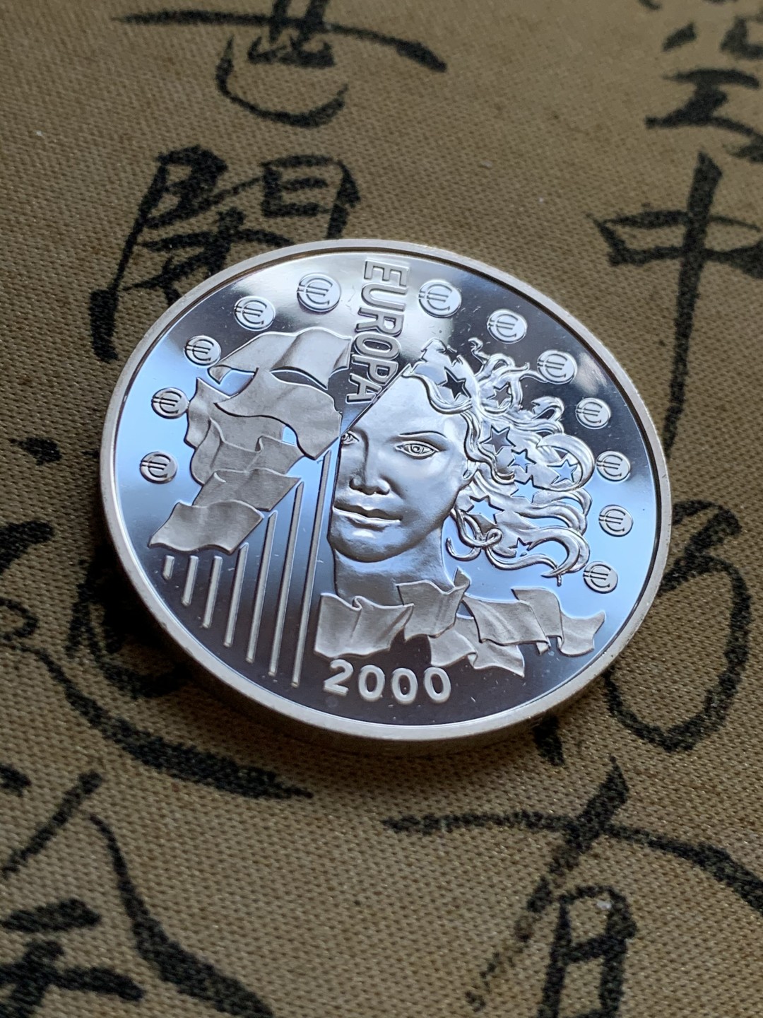 《竞宝斋》第47场-本周日，周一2场连拍（全场不限金额包邮） 蓝盒证书 法国 2000年 欧洲女神像 和货币纪念 6.55957法郎 精制大银币 稀少