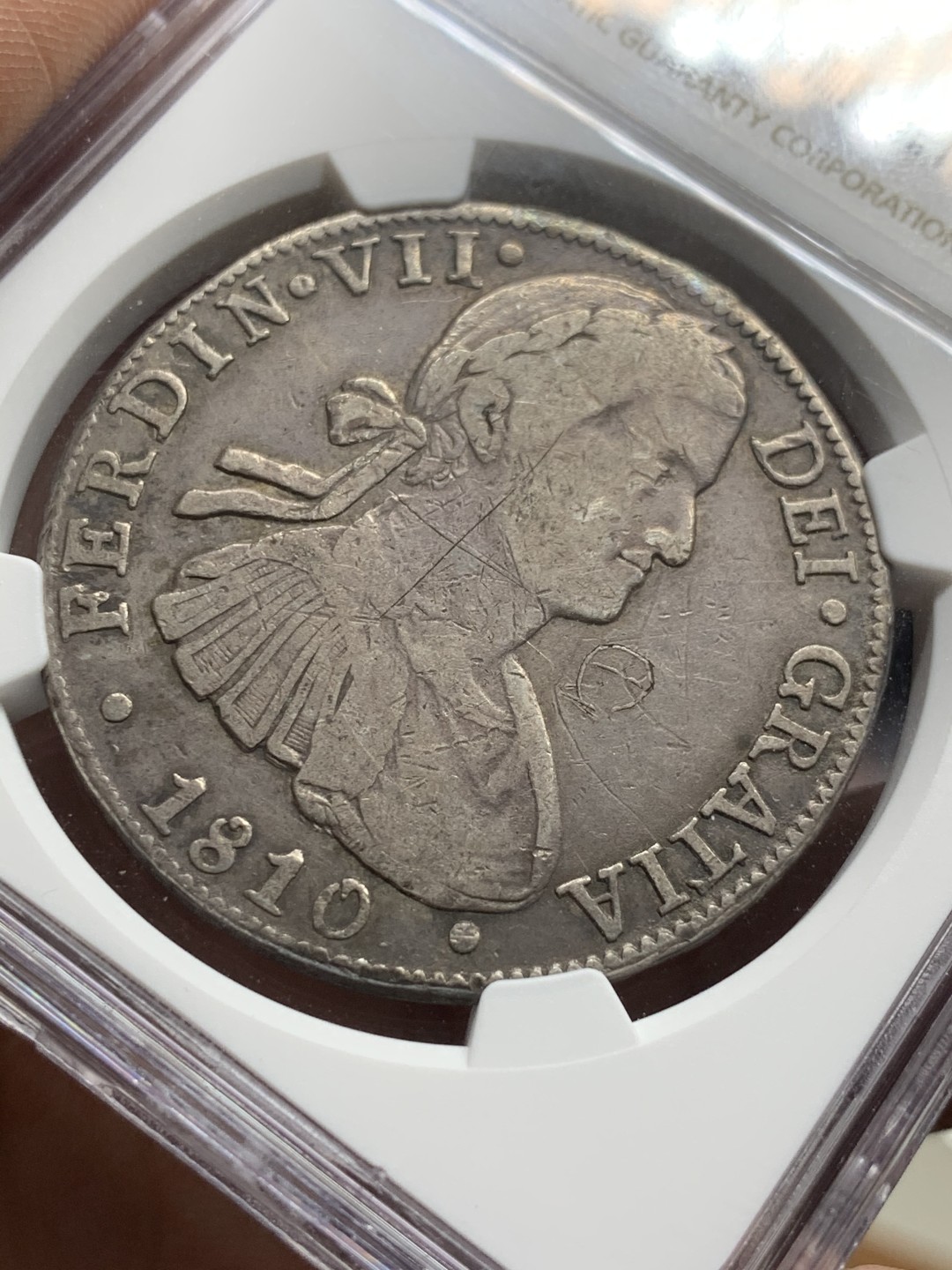 《竞宝斋》第47场-本周日，周一2场连拍（全场不限金额包邮） NGC 评级 墨西哥 1810年 费七 8R 双柱 大银币