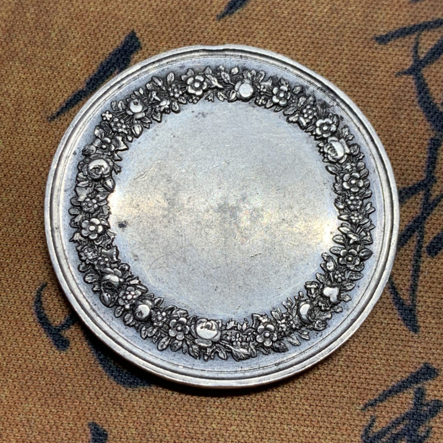 《竞宝斋》第47场-本周日，周一2场连拍（全场不限金额包邮） 法国 1832-1841年 大型银质婚章 17.9克 34.3mm直径 神灯边铭