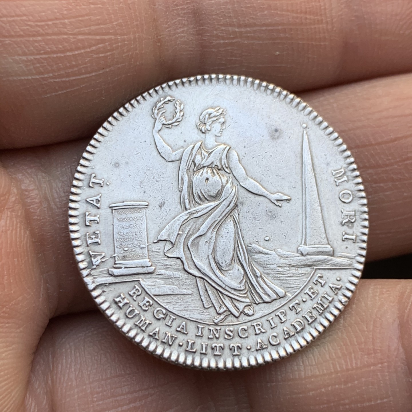 《竞宝斋》第47场-本周日，周一2场连拍（全场不限金额包邮） 法国 路易十六 法国皇家碑文文学学院 1777年 银质圆形代币 少见品种