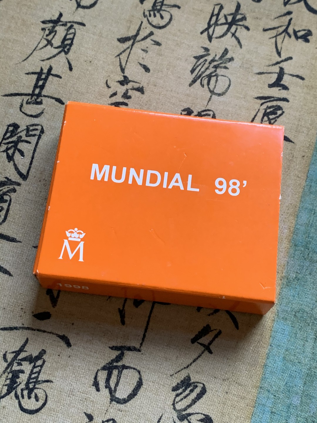 《竞宝斋》第47场-本周日，周一2场连拍（全场不限金额包邮） 13.5克 925银 原盒证书 西班牙1998年 世界杯 1000比塞塔 精制银币