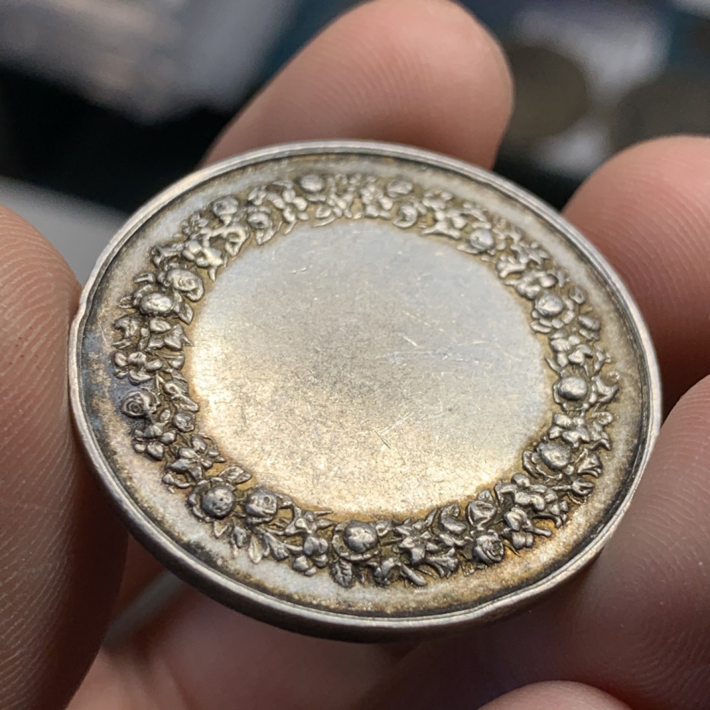 《竞宝斋》第47场-本周日，周一2场连拍（全场不限金额包邮） 法国 1860-1879年 高细节 圆形银质婚章 15.4克 33.4mm直径 蜜蜂边铭